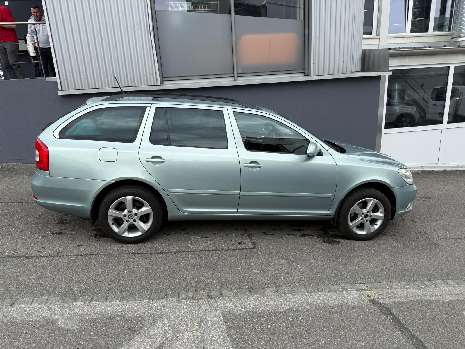 SKODA Octavia Combi 2.0 TDI Elegance 4x4 DSG-image-4