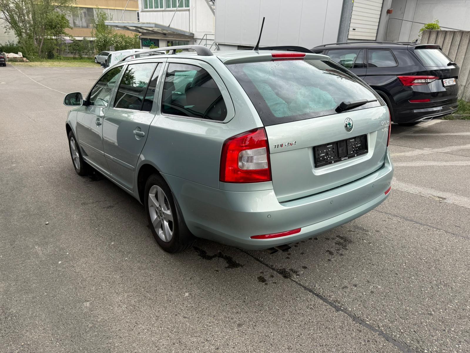 SKODA Octavia Combi 2.0 TDI Elegance 4x4 DSG-image-2