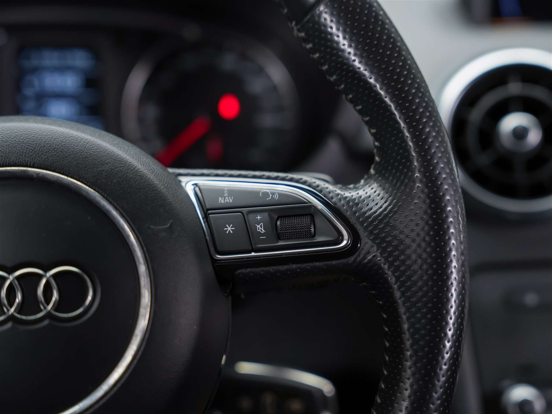 AUDI A1 S-Line 1.4 TFSI S-Tronic *CH Auto*Bose Soundsystem*Tempomat*-image-27