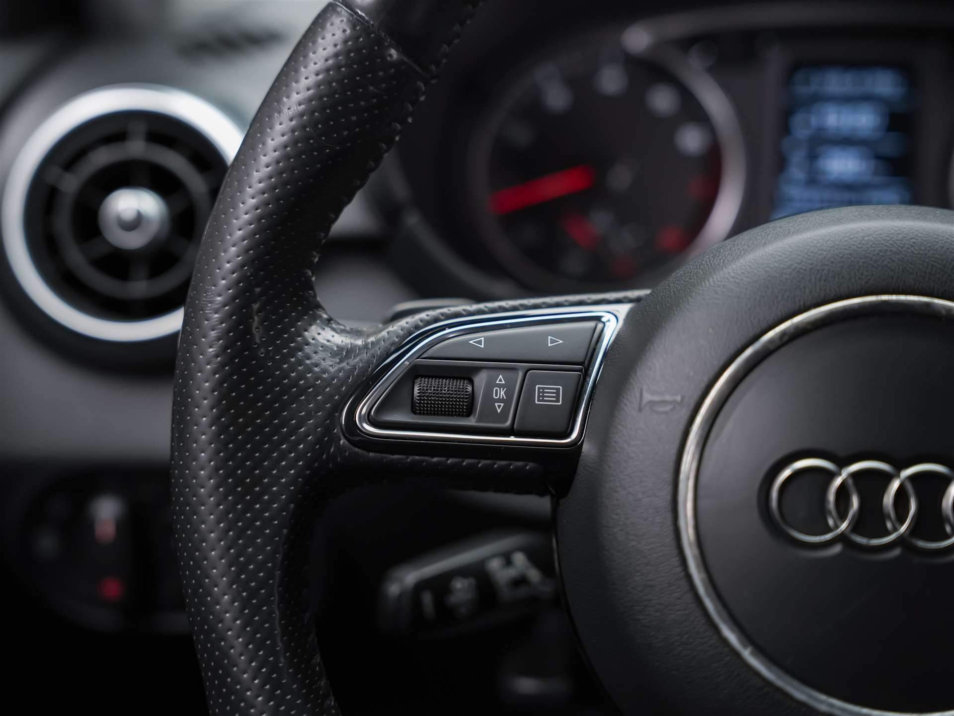AUDI A1 S-Line 1.4 TFSI S-Tronic *CH Auto*Bose Soundsystem*Tempomat*-image-26