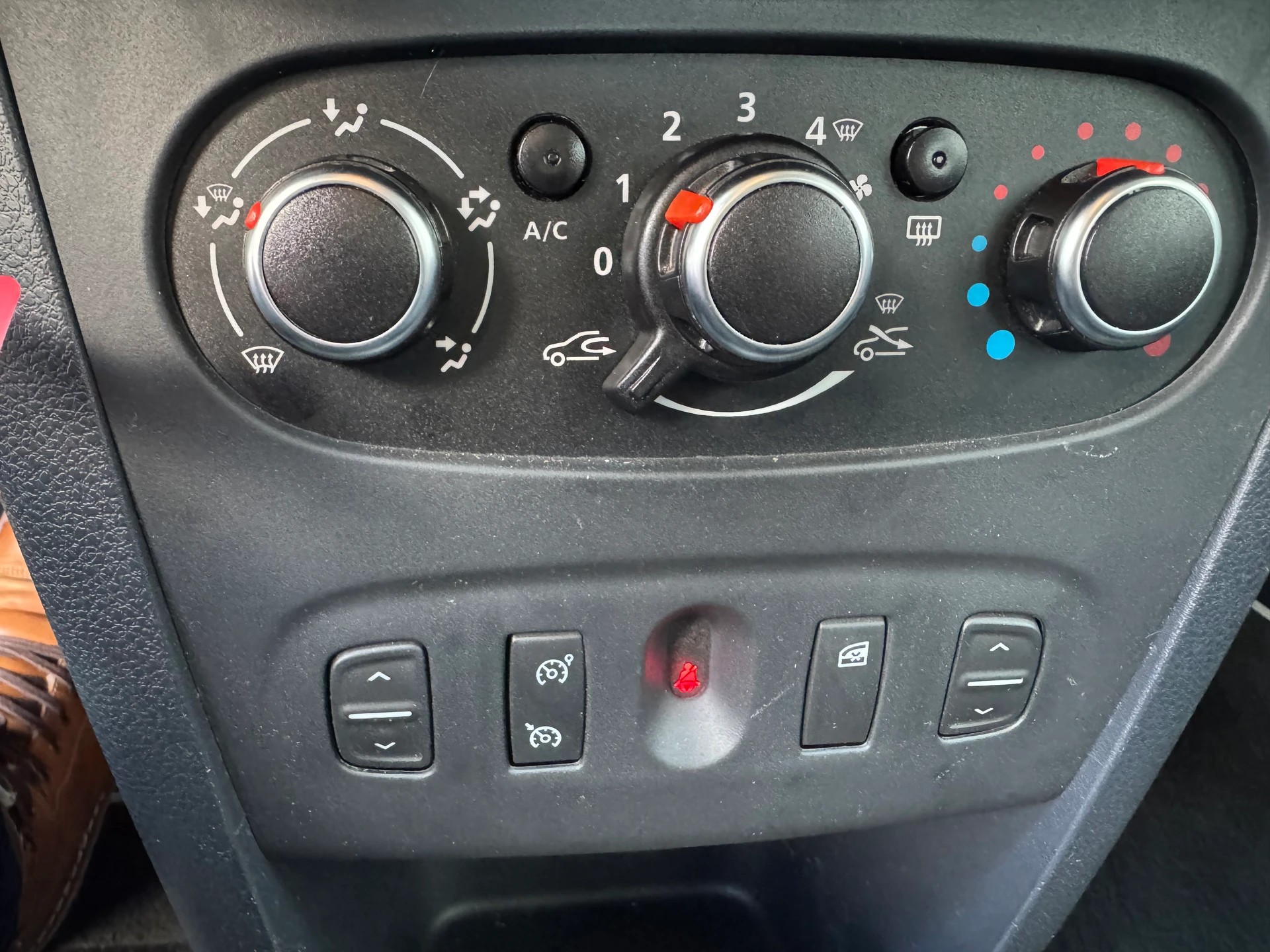 DACIA Sandero TCe 90 Comfort-image-16