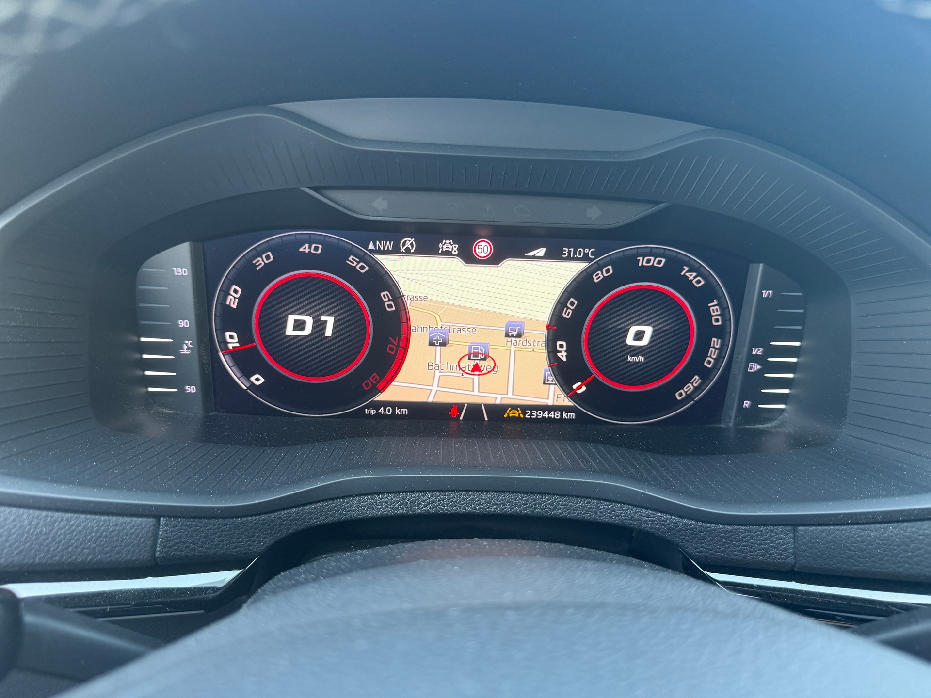 SKODA Karoq 2.0 TSI SportLine 4x4 DSG-image-10