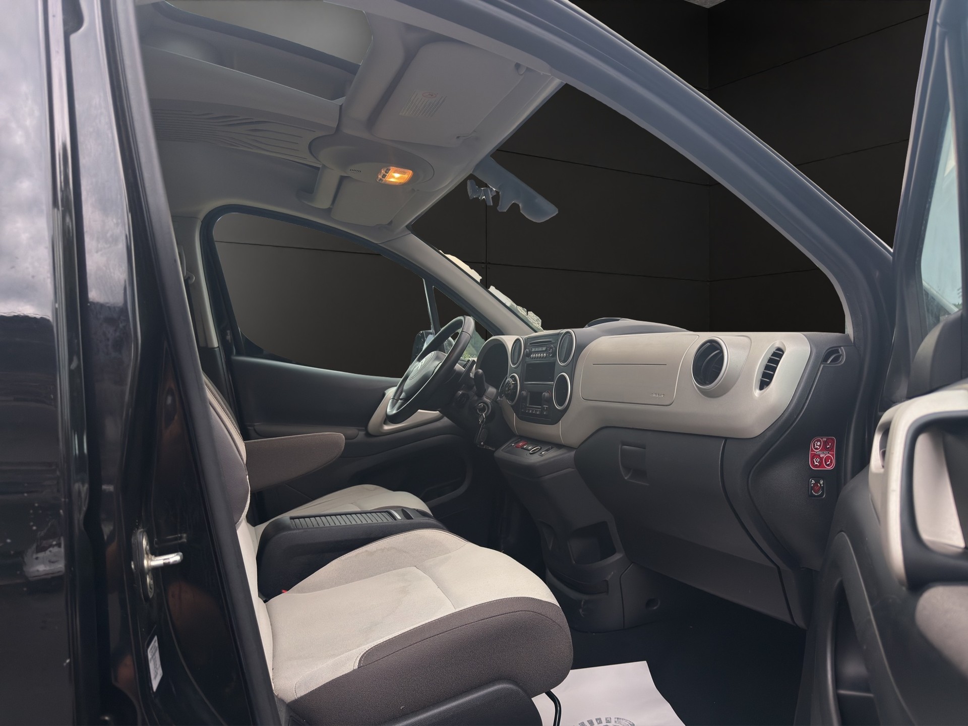 CITROEN Berlingo 1.6 e-HDi Exclusive EGS6-image-11