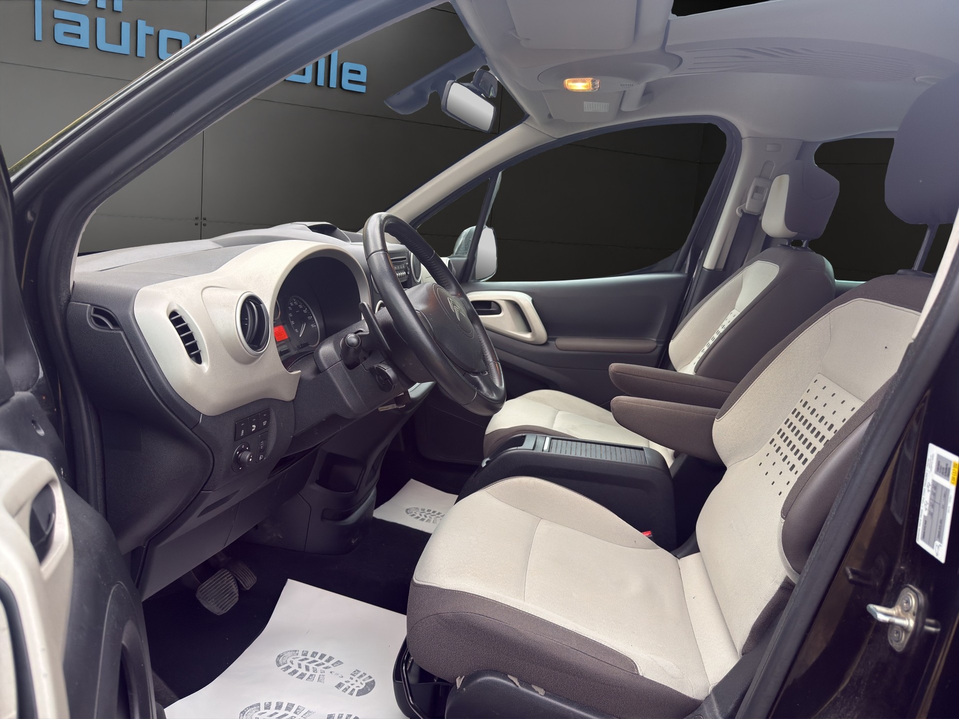 CITROEN Berlingo 1.6 e-HDi Exclusive EGS6-image-12