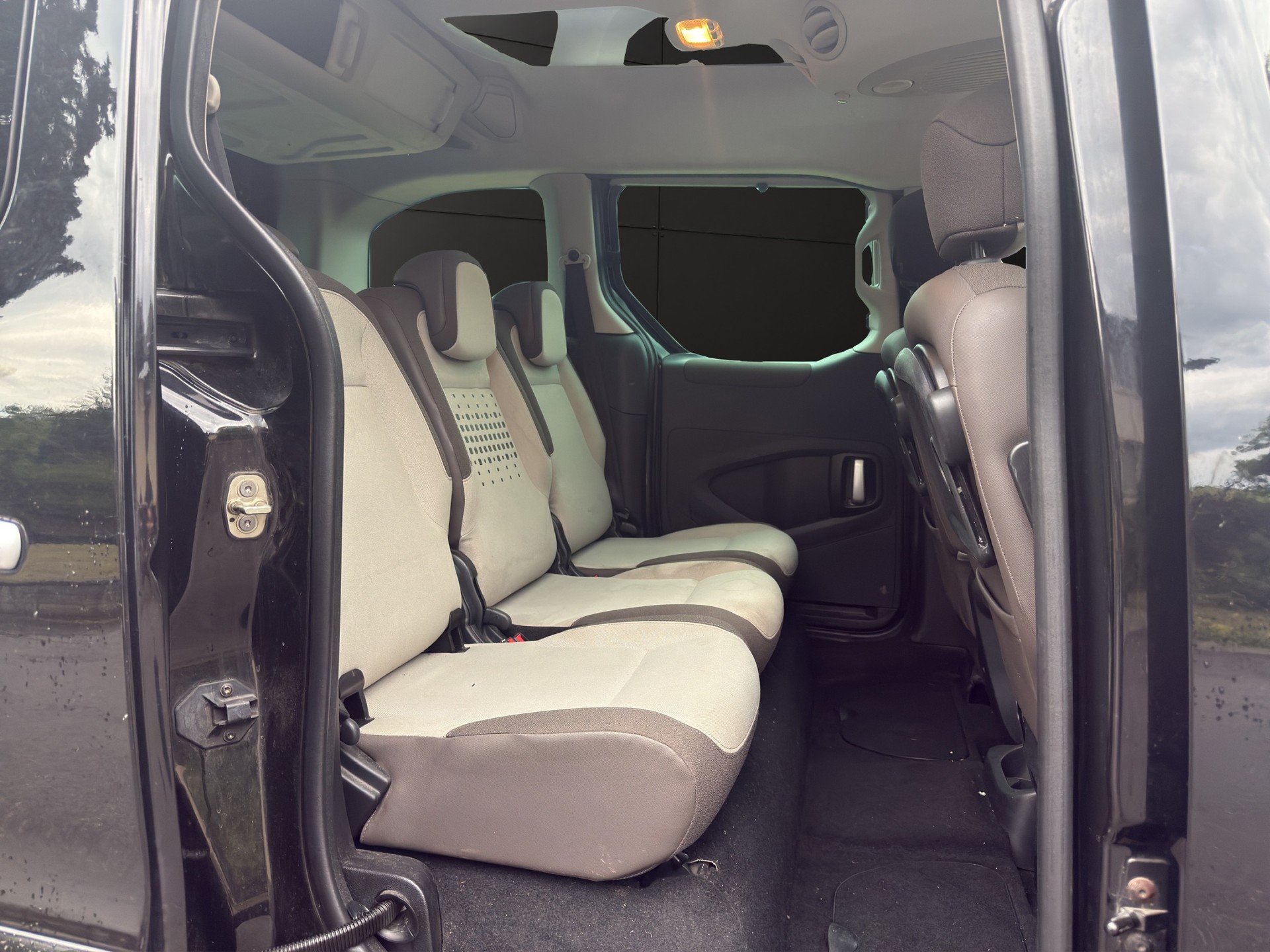 CITROEN Berlingo 1.6 e-HDi Exclusive EGS6-image-14