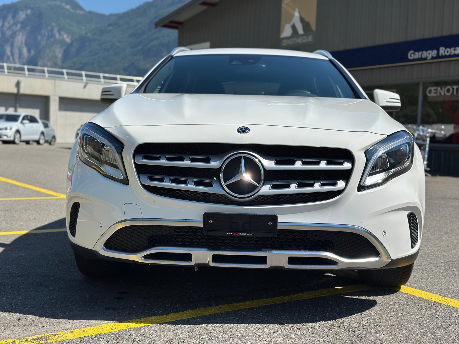 MERCEDES-BENZ GLA 200 d Style 4Matic 7G-DCT-image-2