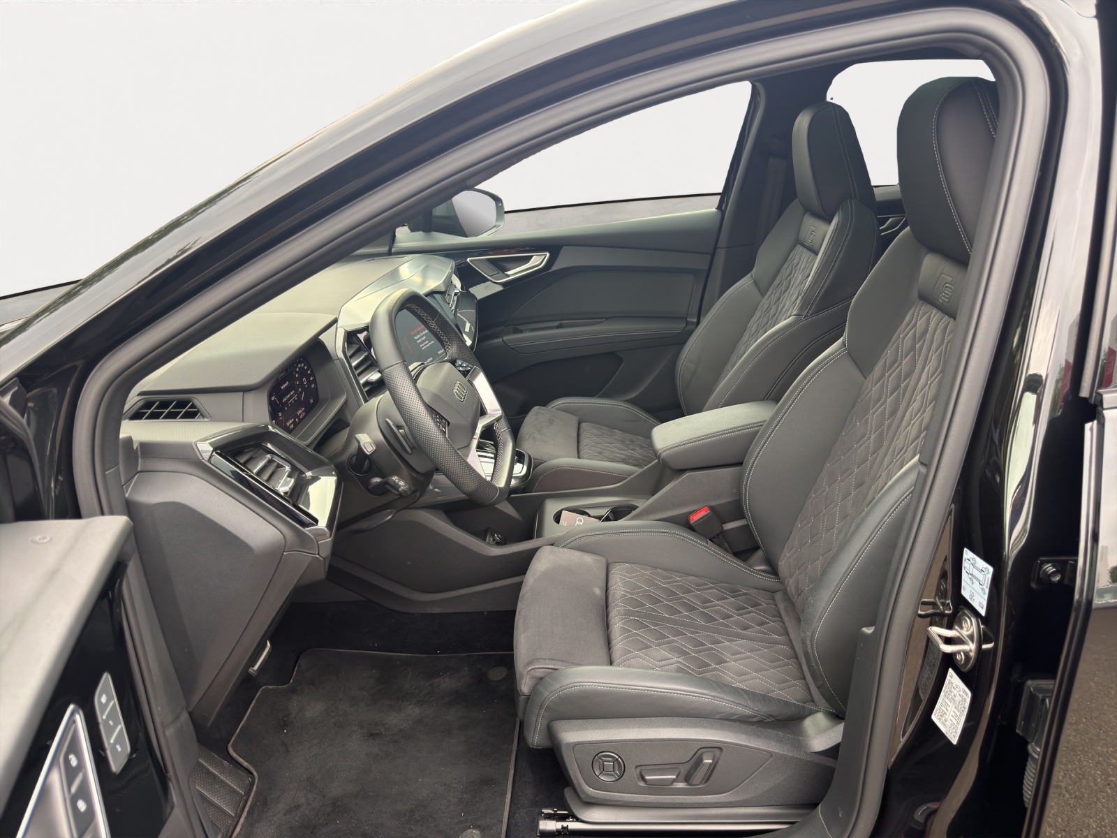 AUDI Q4 SB 50 e-tron quattro 299PS-image-4
