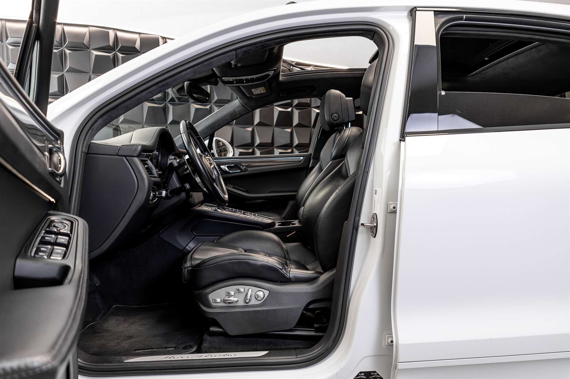 PORSCHE Macan Turbo PDK-image-11