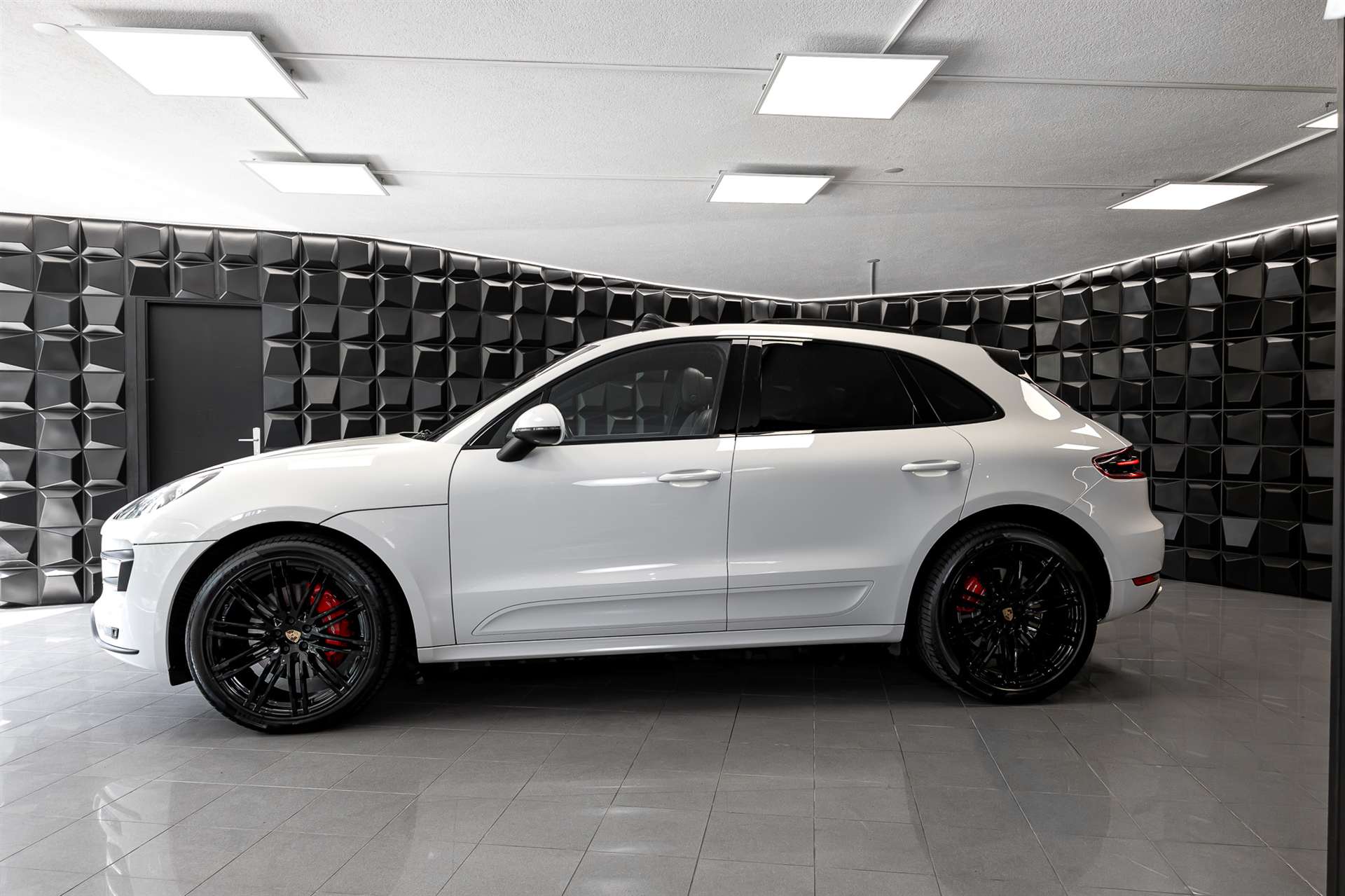 PORSCHE Macan Turbo PDK-showroom-element-1