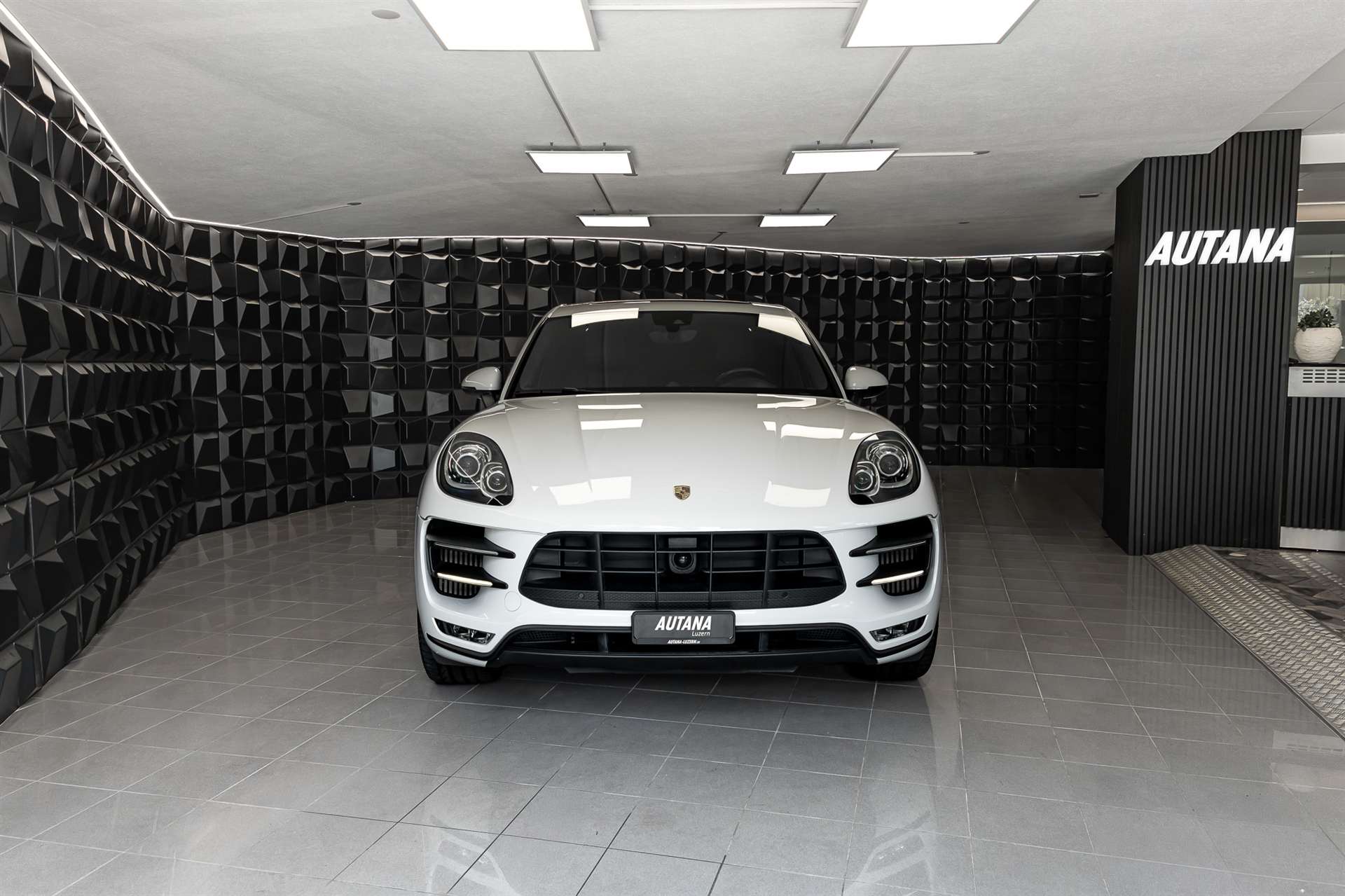 PORSCHE Macan Turbo PDK-showroom-element-3