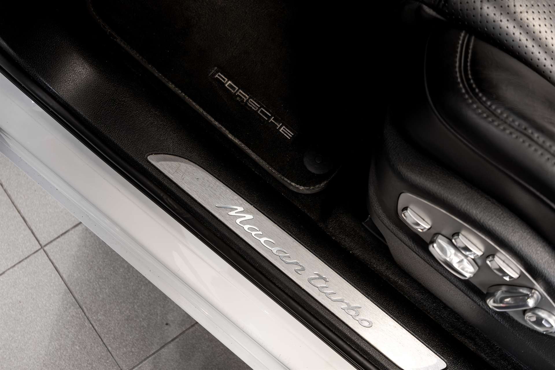 PORSCHE Macan Turbo PDK-image-12