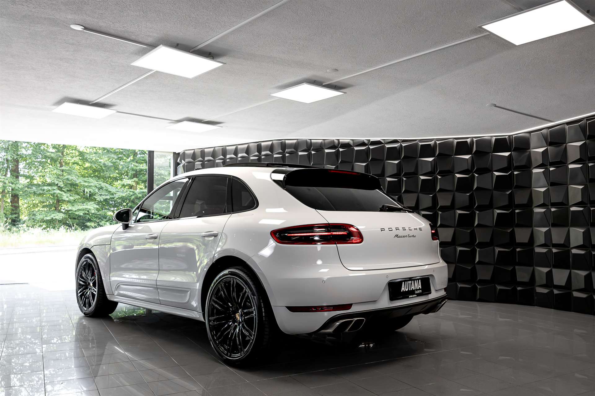 PORSCHE Macan Turbo PDK-showroom-element-2