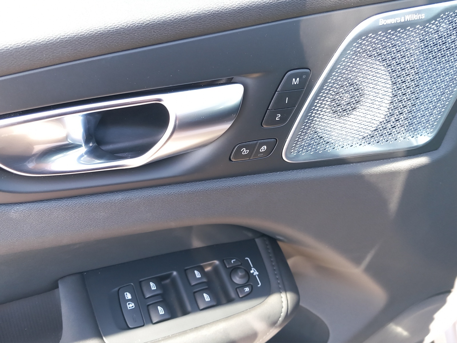 VOLVO XC60 2.0 B5 MH Ultra Bright AWD-image-19