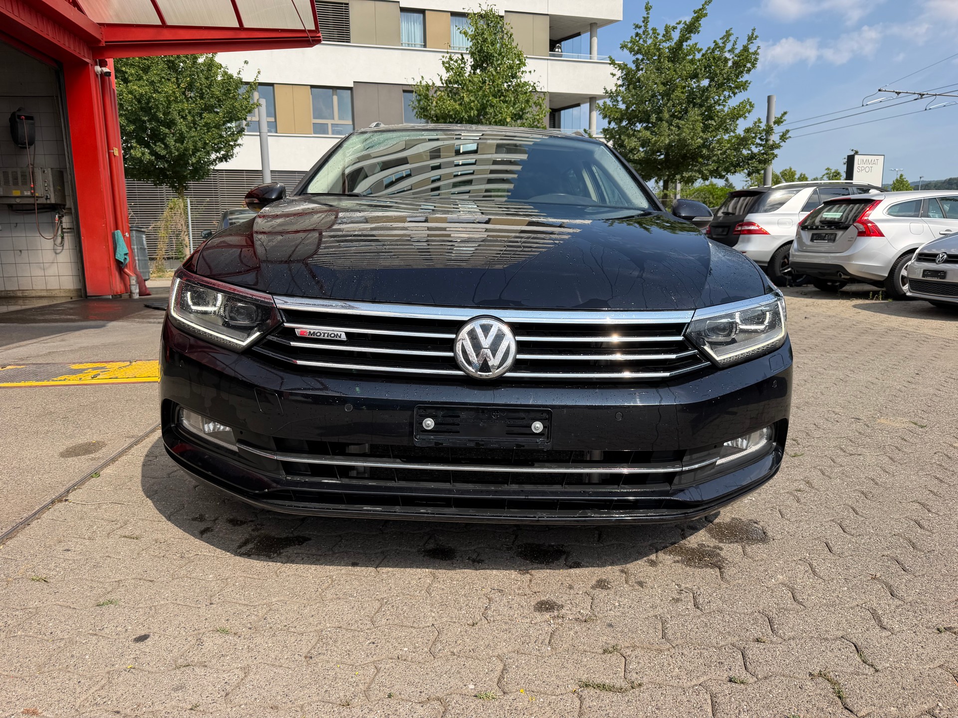 VW Passat Variant 2.0 TDI BMT Sport DSG 4Motion-image-2
