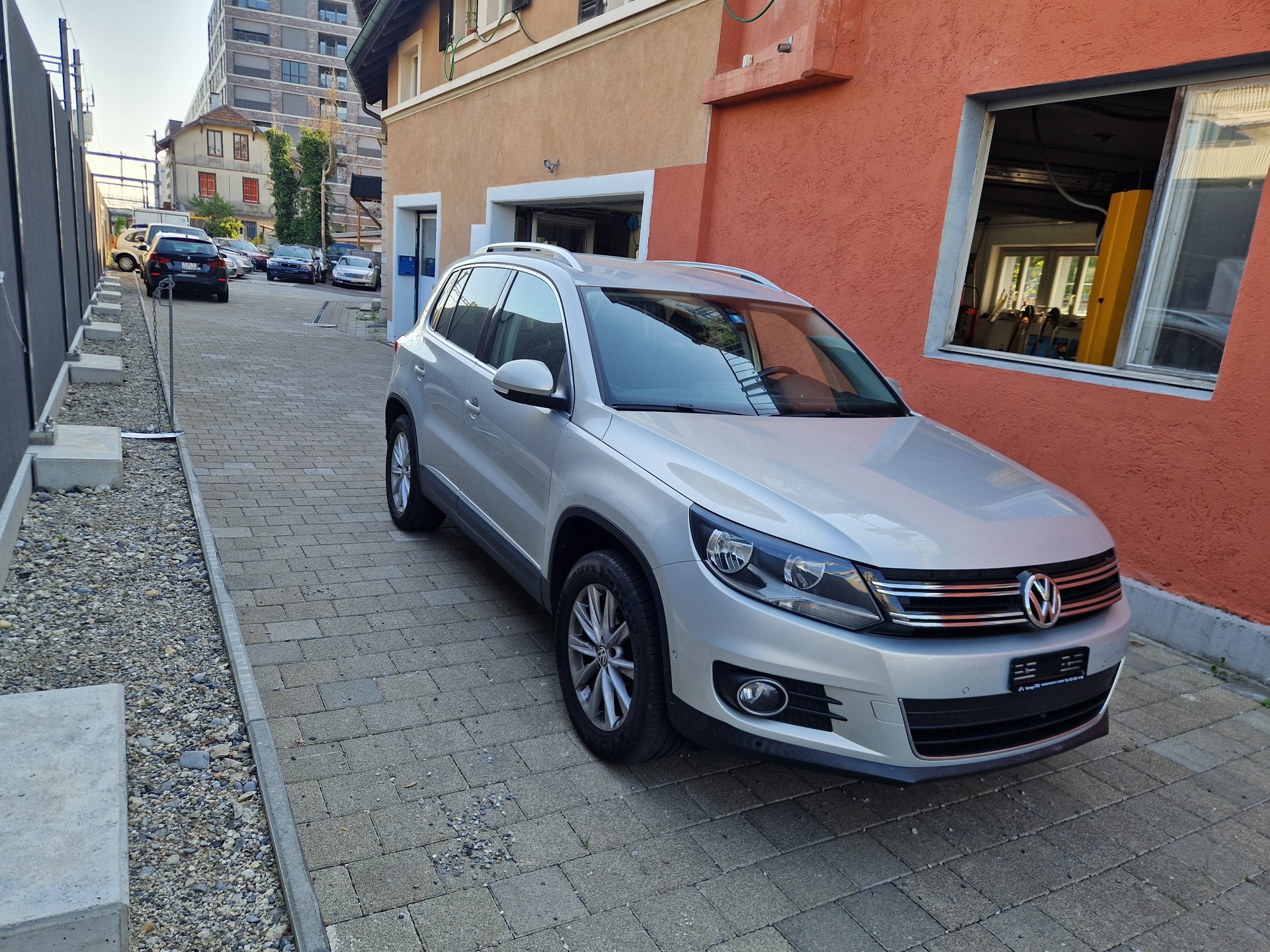 VW Tiguan 2.0 TDI BlueMotion Sport&Style 4Motion-image-2