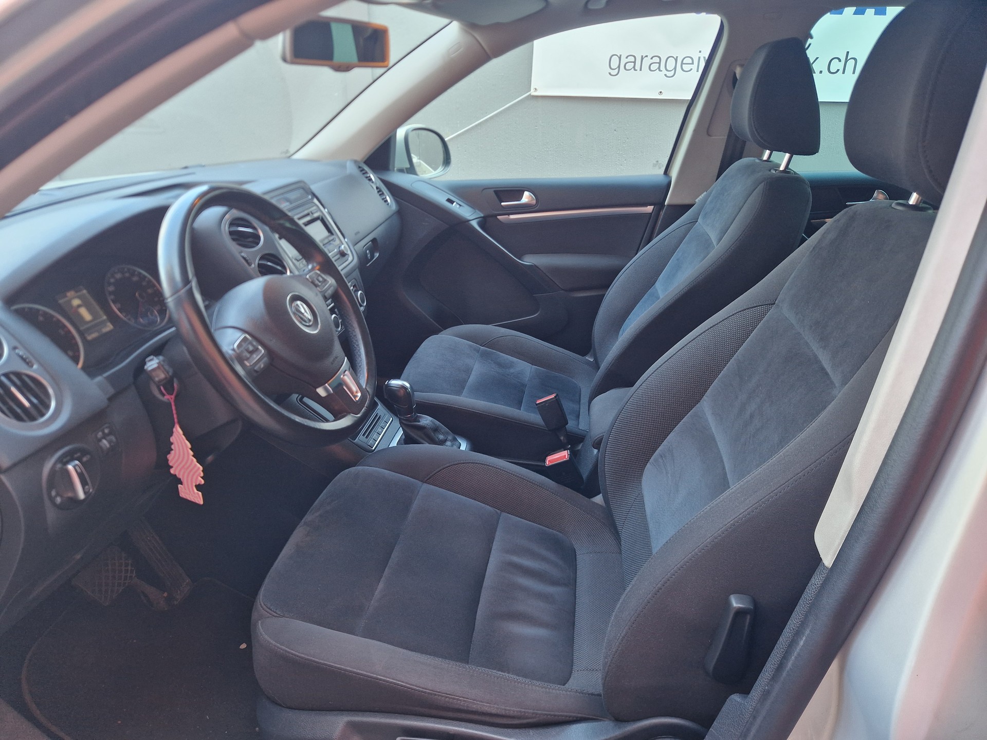 VW Tiguan 2.0 TDI BlueMotion Sport&Style 4Motion-image-8