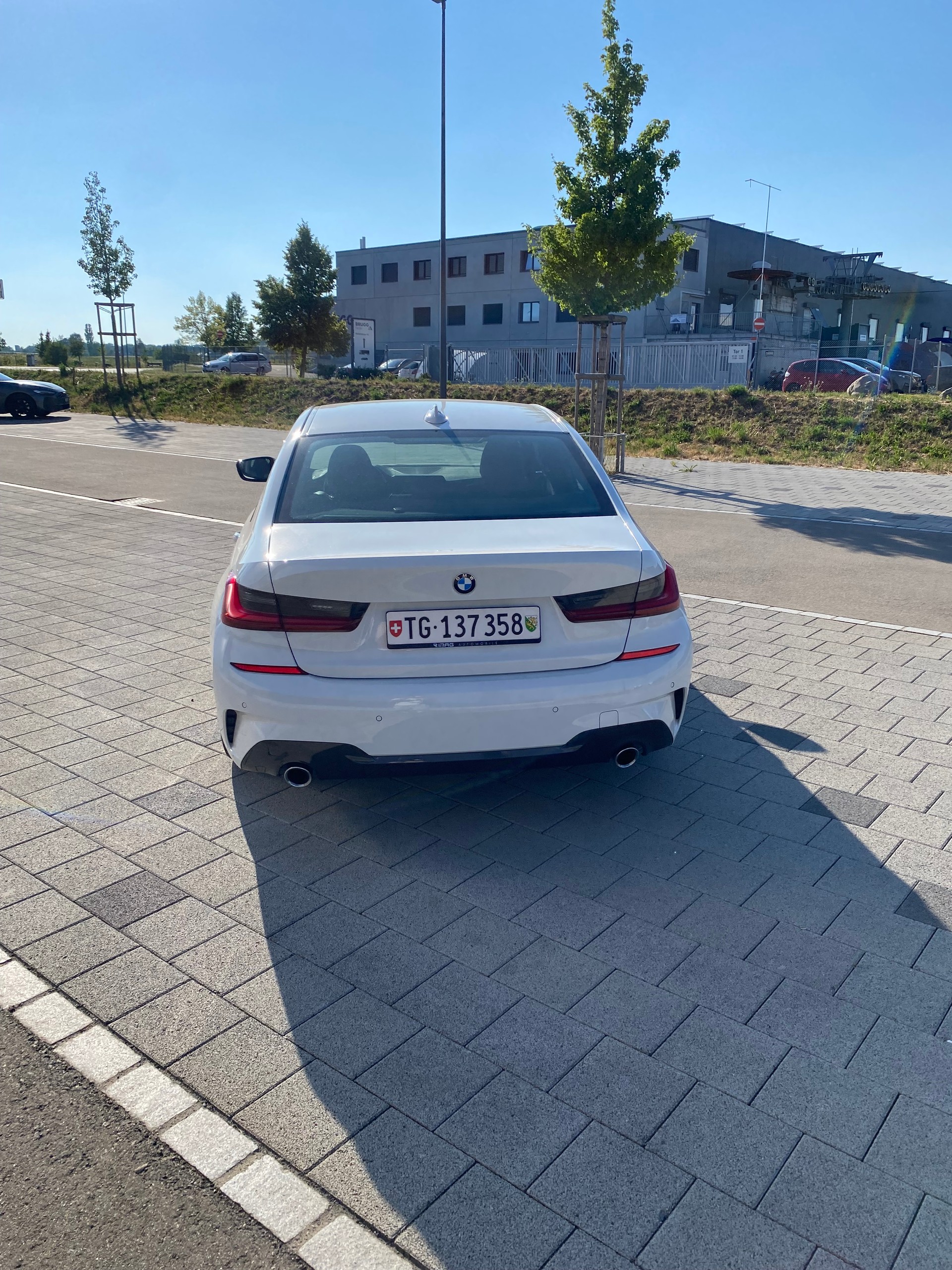 BMW 318i-image-2