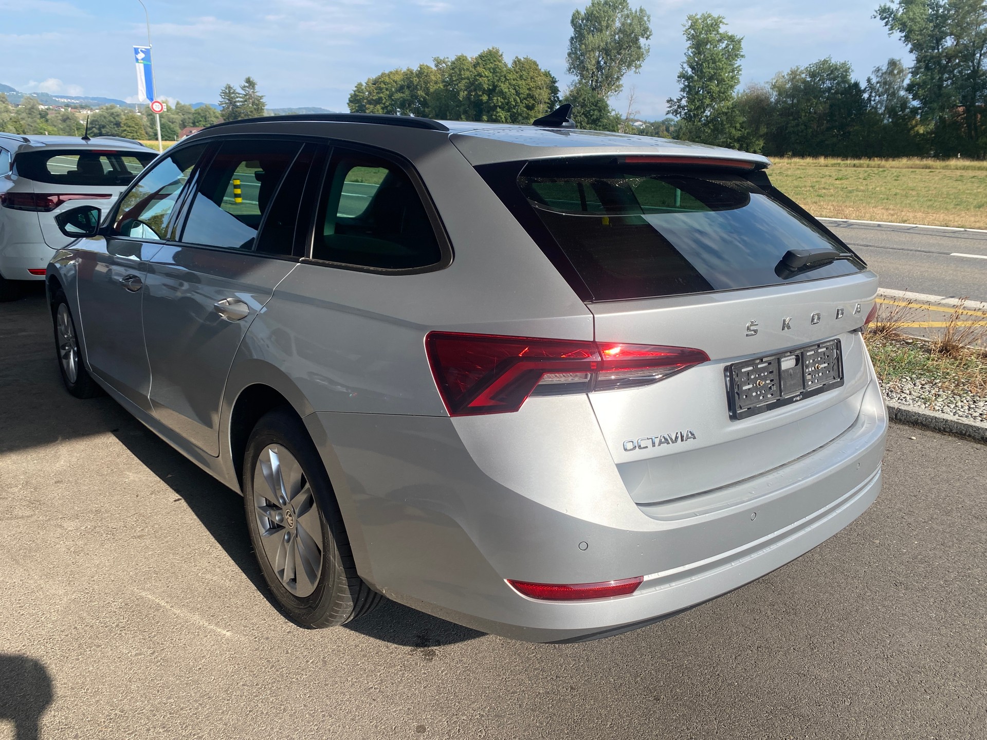 SKODA Octavia Combi 2.0 TDI DSG Ambition-image-2