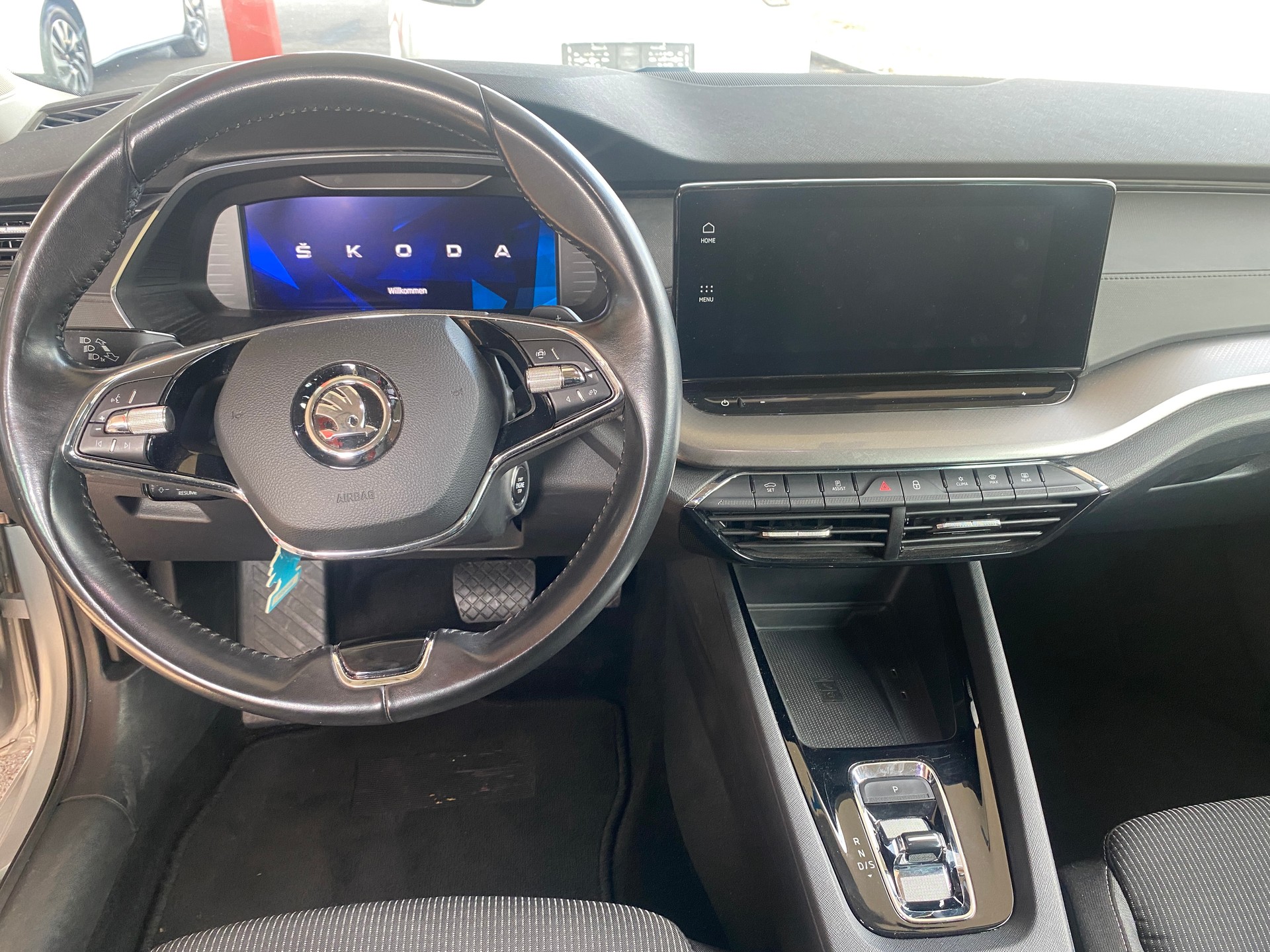 SKODA Octavia Combi 2.0 TDI DSG Ambition-image-5