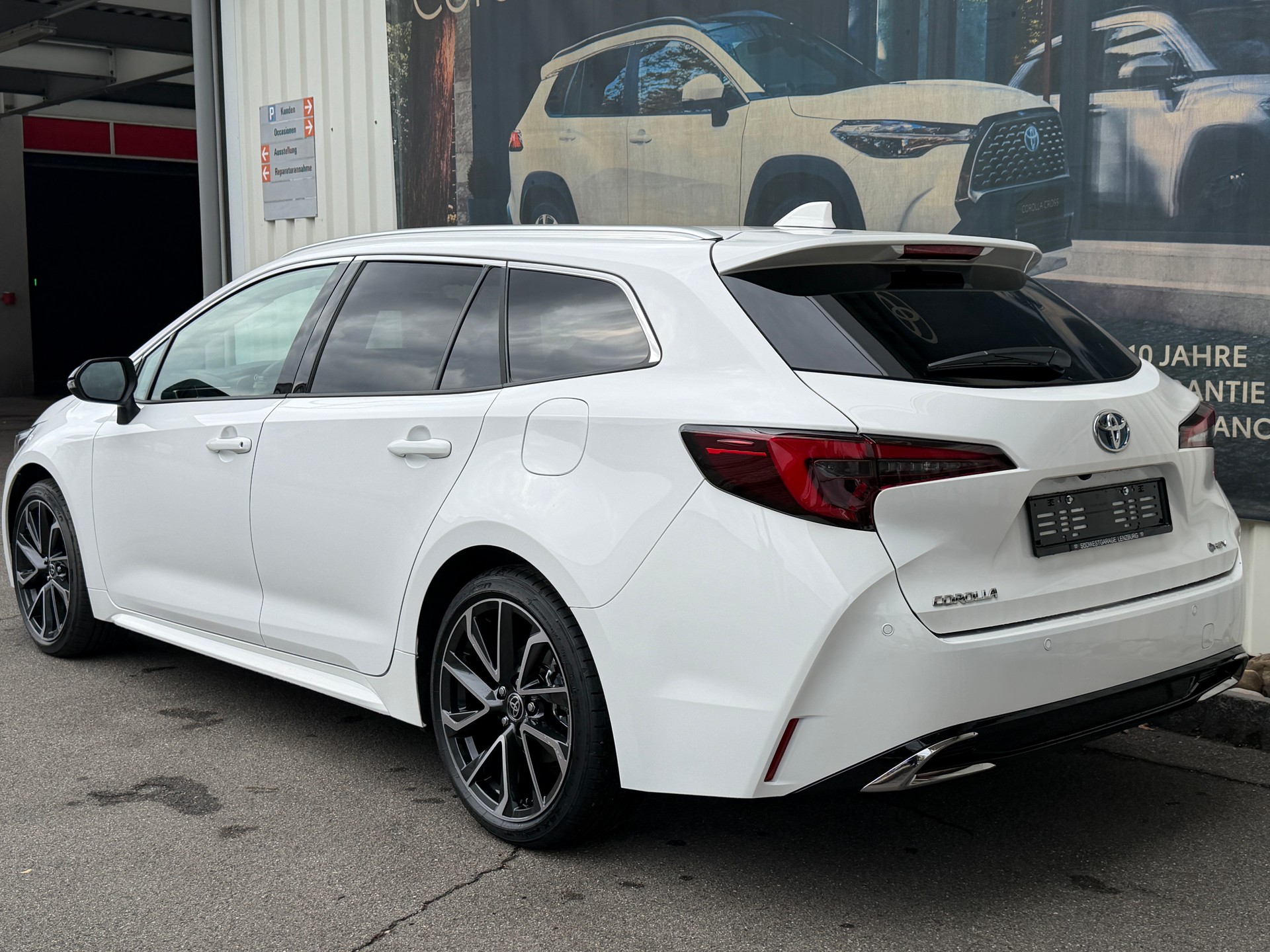 TOYOTA Corolla Touring Sports 2.0 HSD Premium e-CVT-image-4