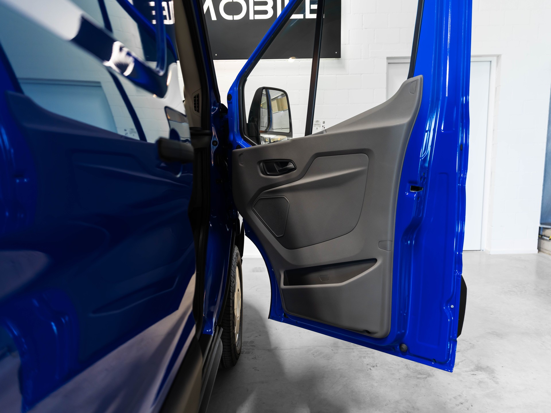 FORD E-Transit Van 350 L2 Basis RWD 68kWh-image-23