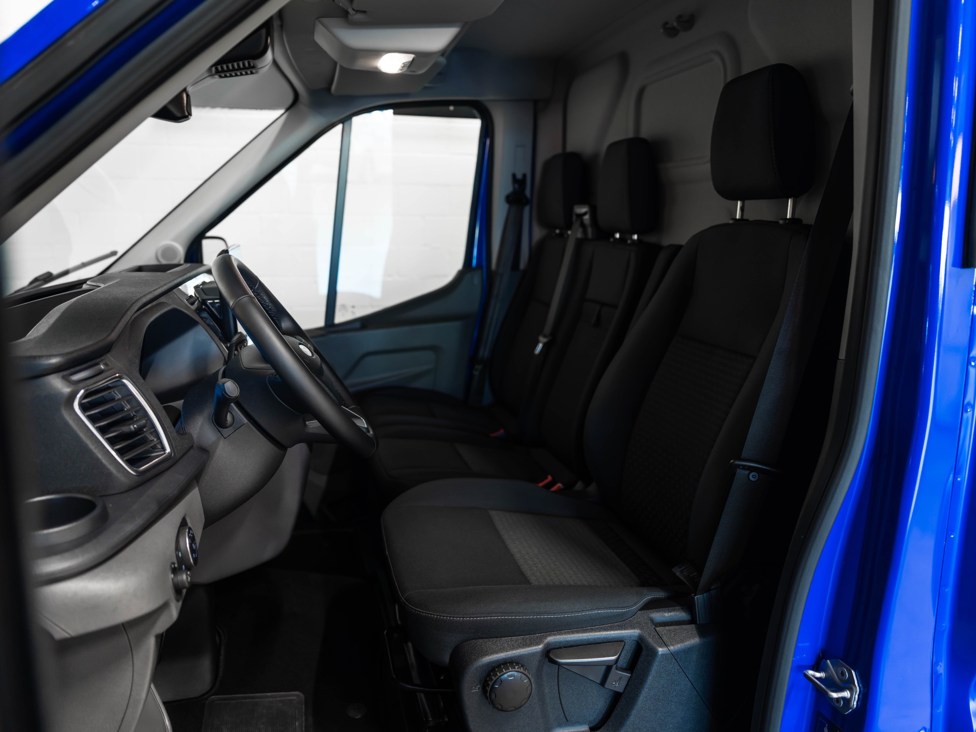 FORD E-Transit Van 350 L2 Basis RWD 68kWh-image-9