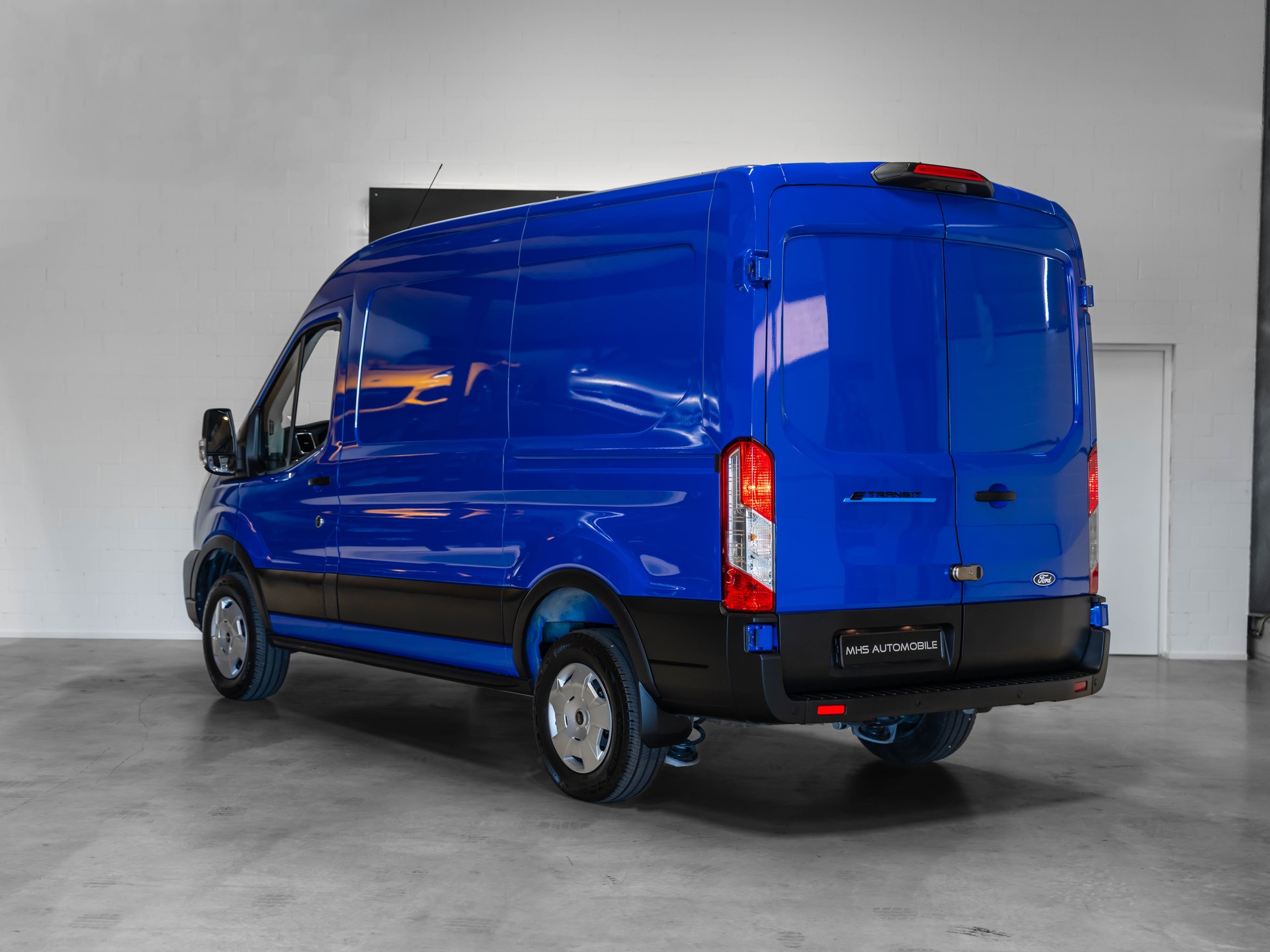 FORD E-Transit Van 350 L2 Basis RWD 68kWh-image-2