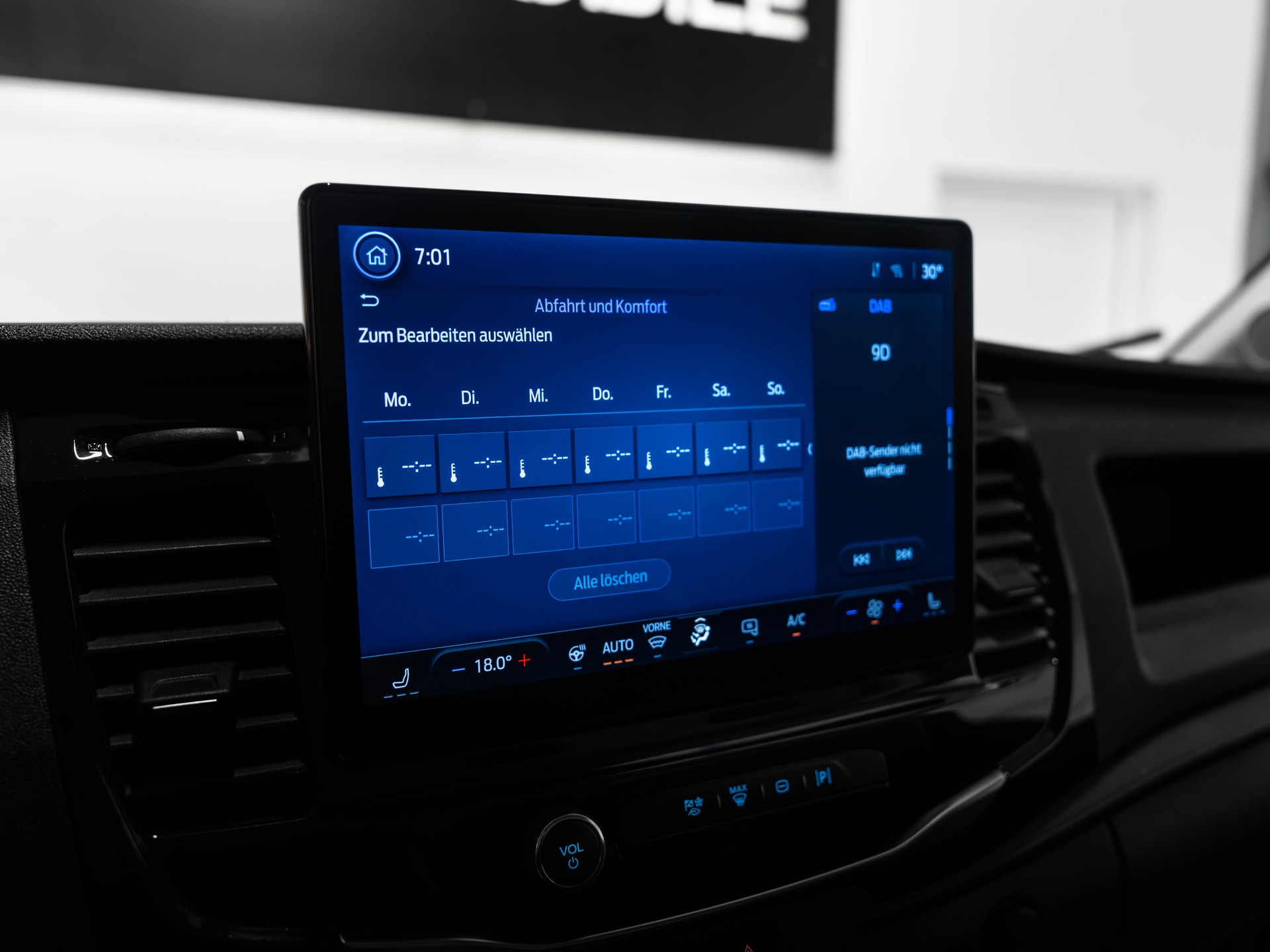 FORD E-Transit Van 350 L2 Basis RWD 68kWh-image-39