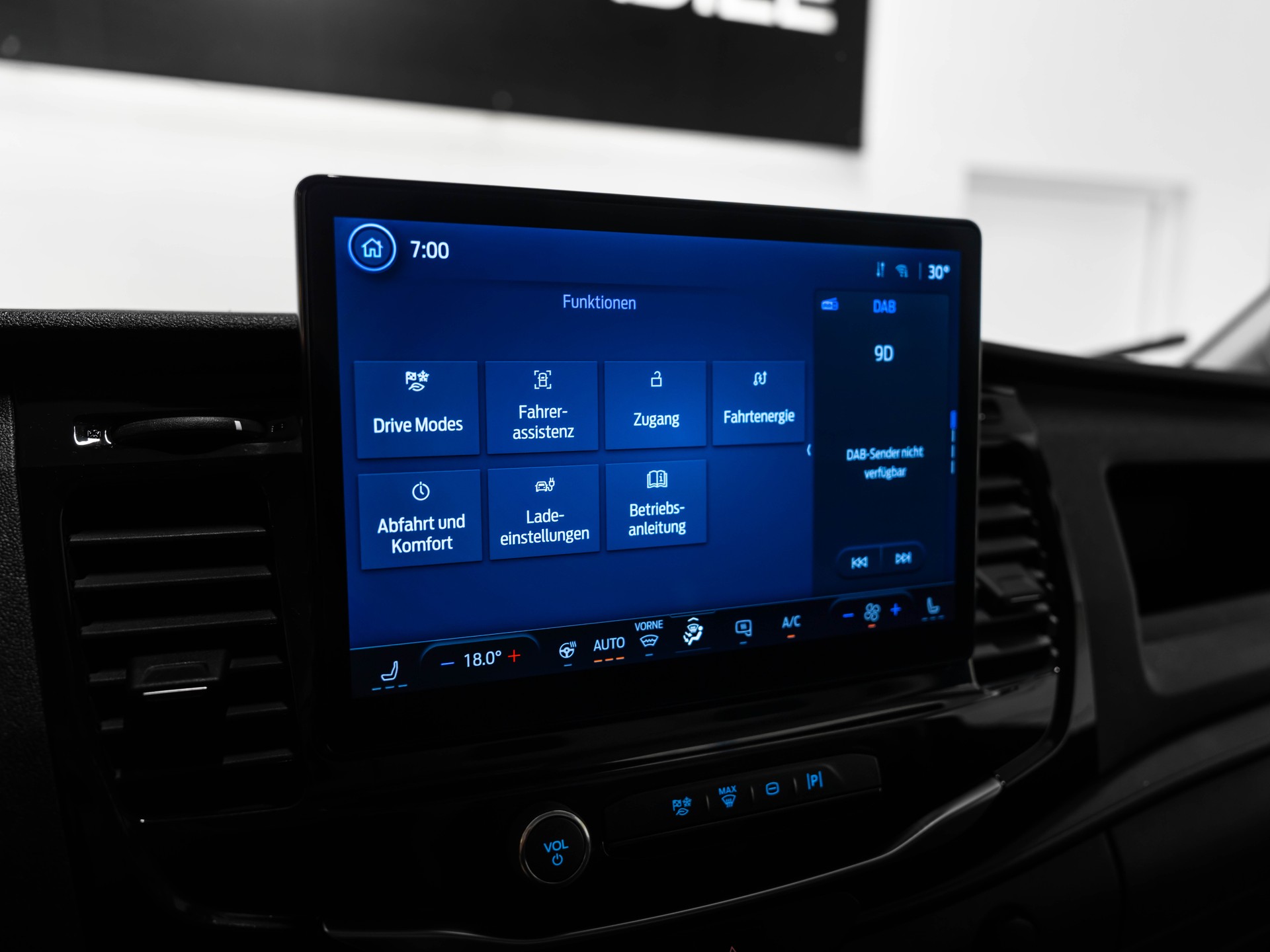 FORD E-Transit Van 350 L2 Basis RWD 68kWh-image-35