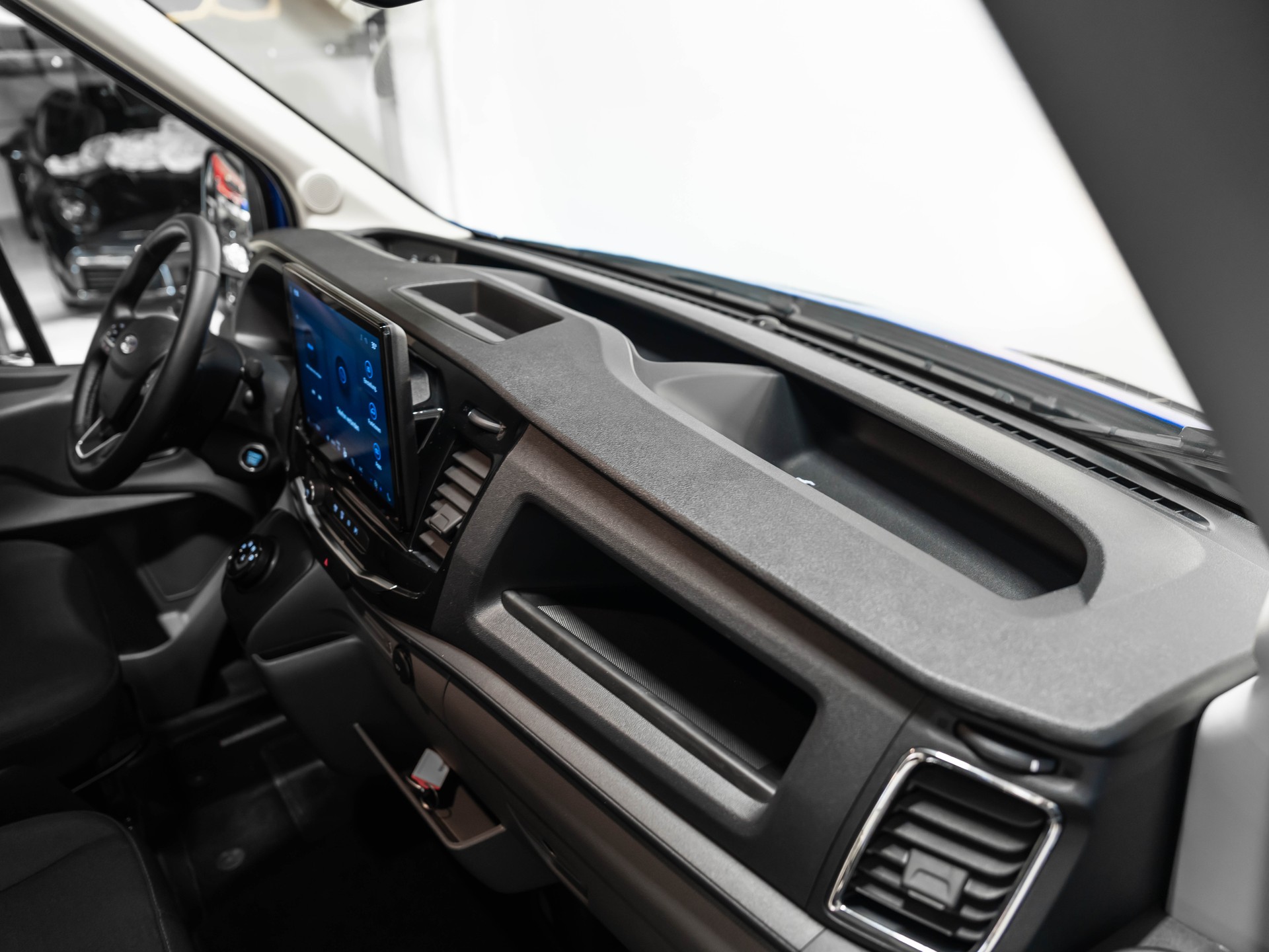 FORD E-Transit Van 350 L2 Basis RWD 68kWh-image-24