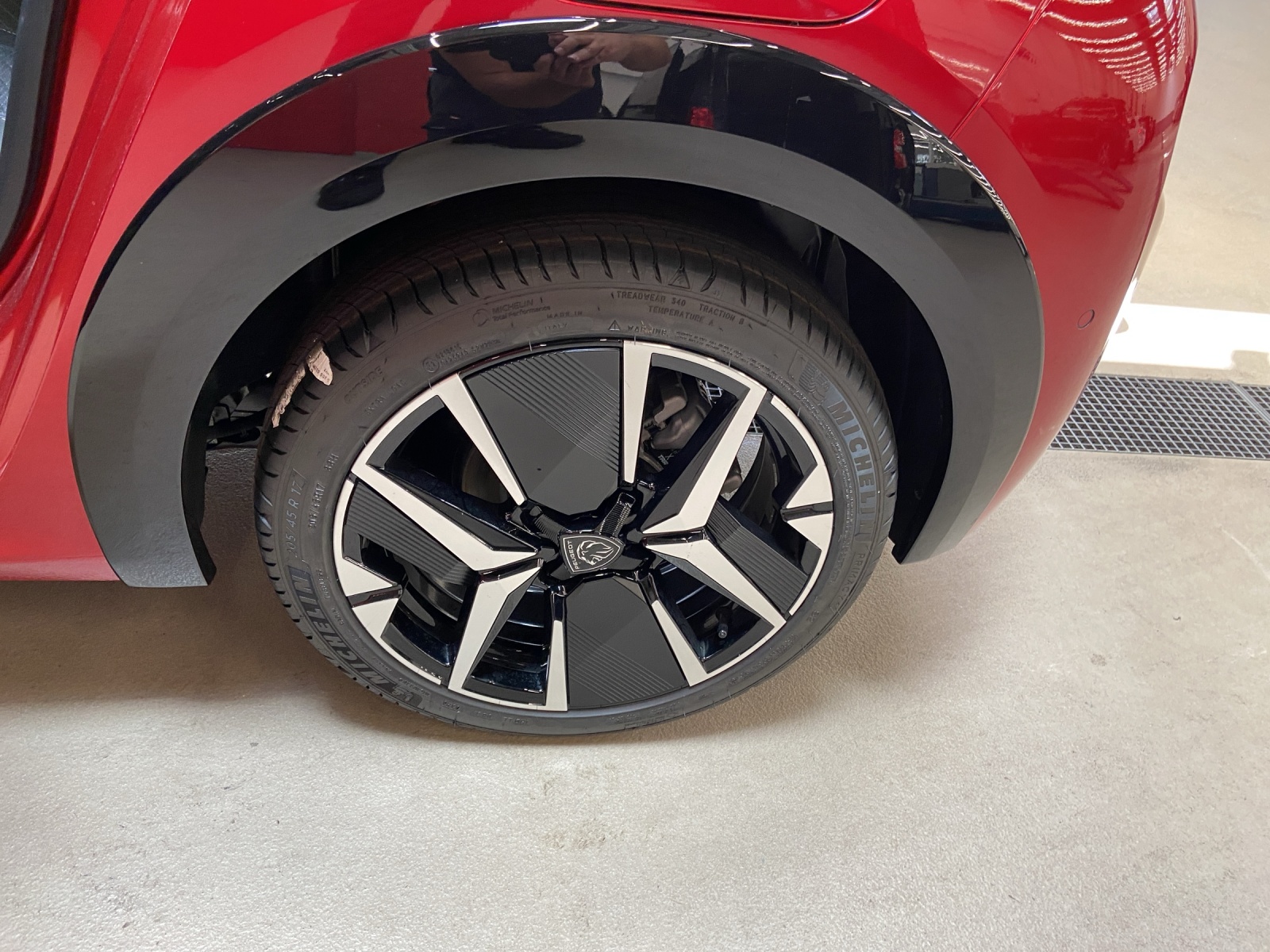 PEUGEOT 208 1.2 Hybrid Allure-image-14