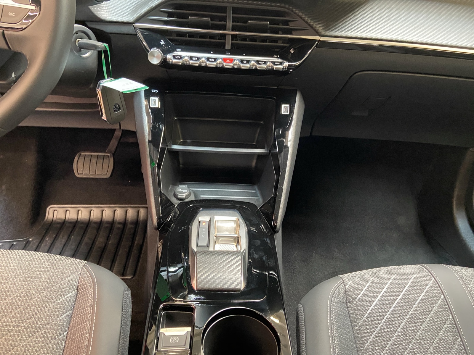 PEUGEOT 208 1.2 Hybrid Allure-image-9