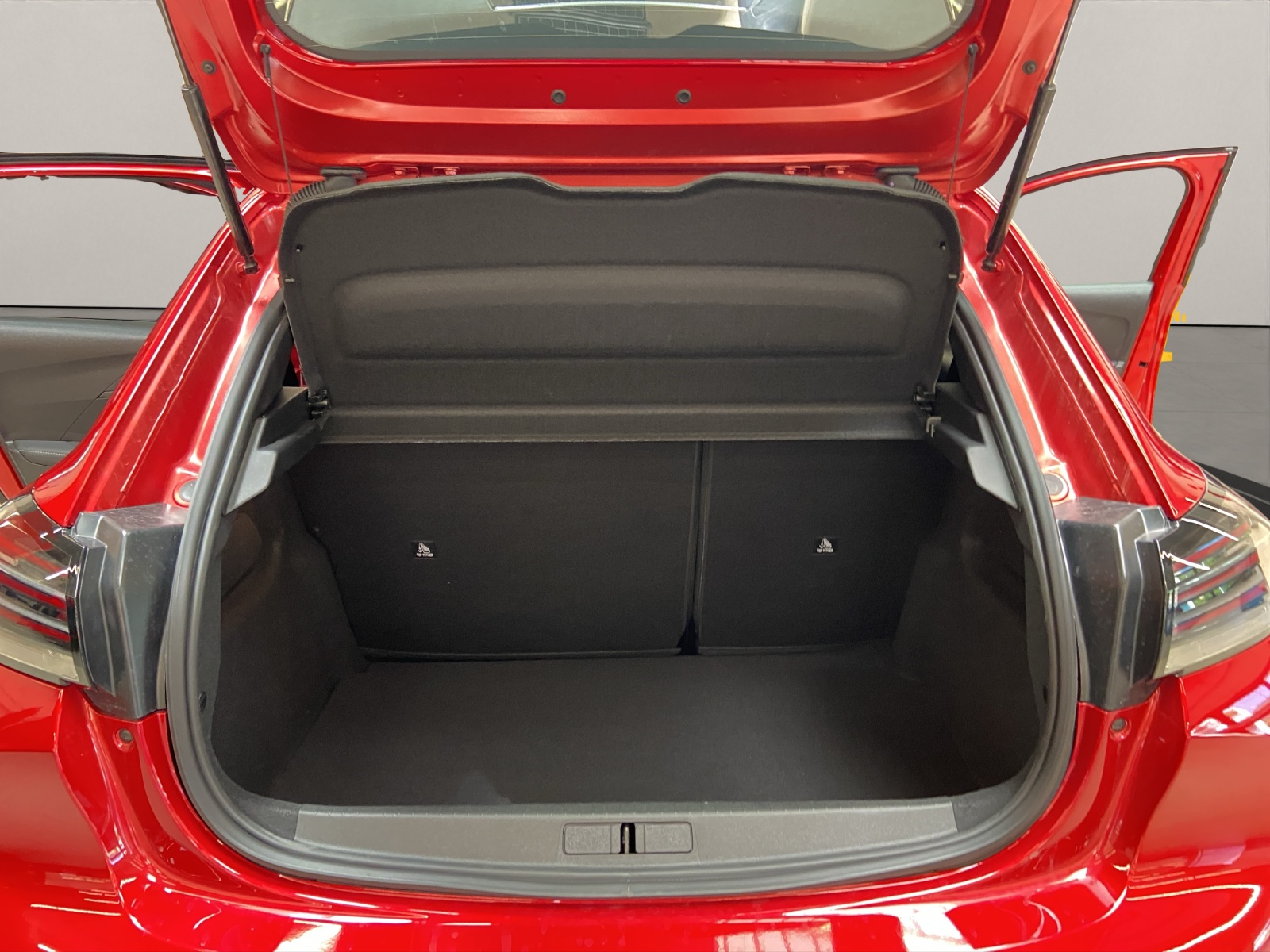 PEUGEOT 208 1.2 Hybrid Allure-image-15
