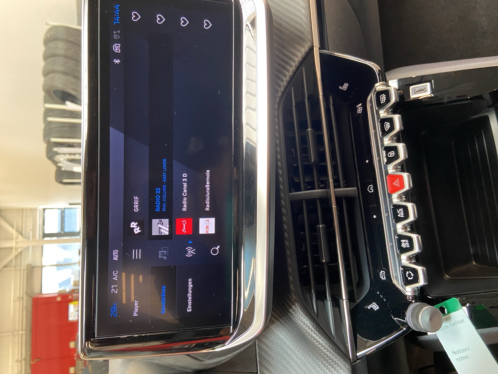 PEUGEOT 208 1.2 Hybrid Allure-image-10