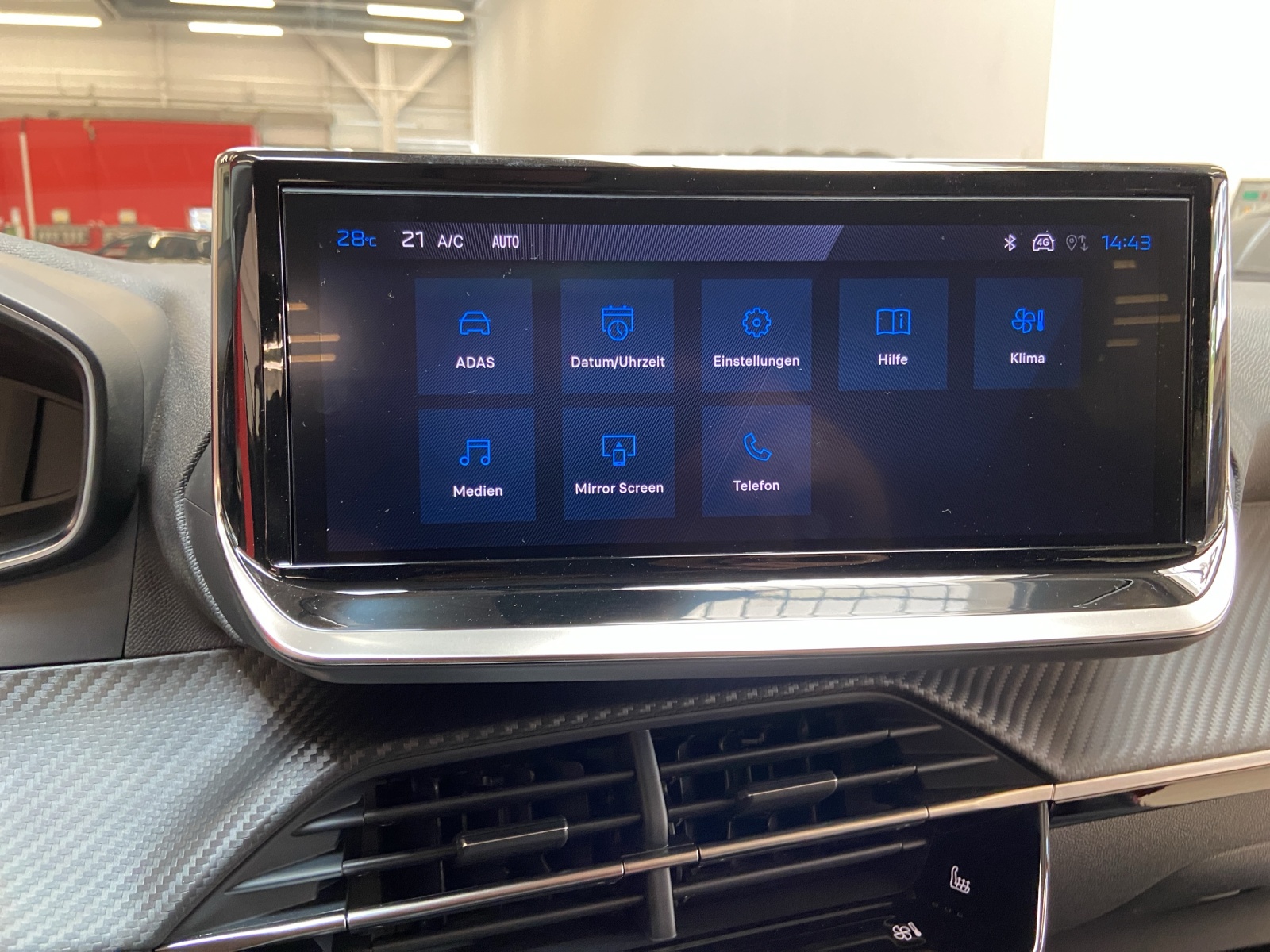 PEUGEOT 208 1.2 Hybrid Allure-image-8