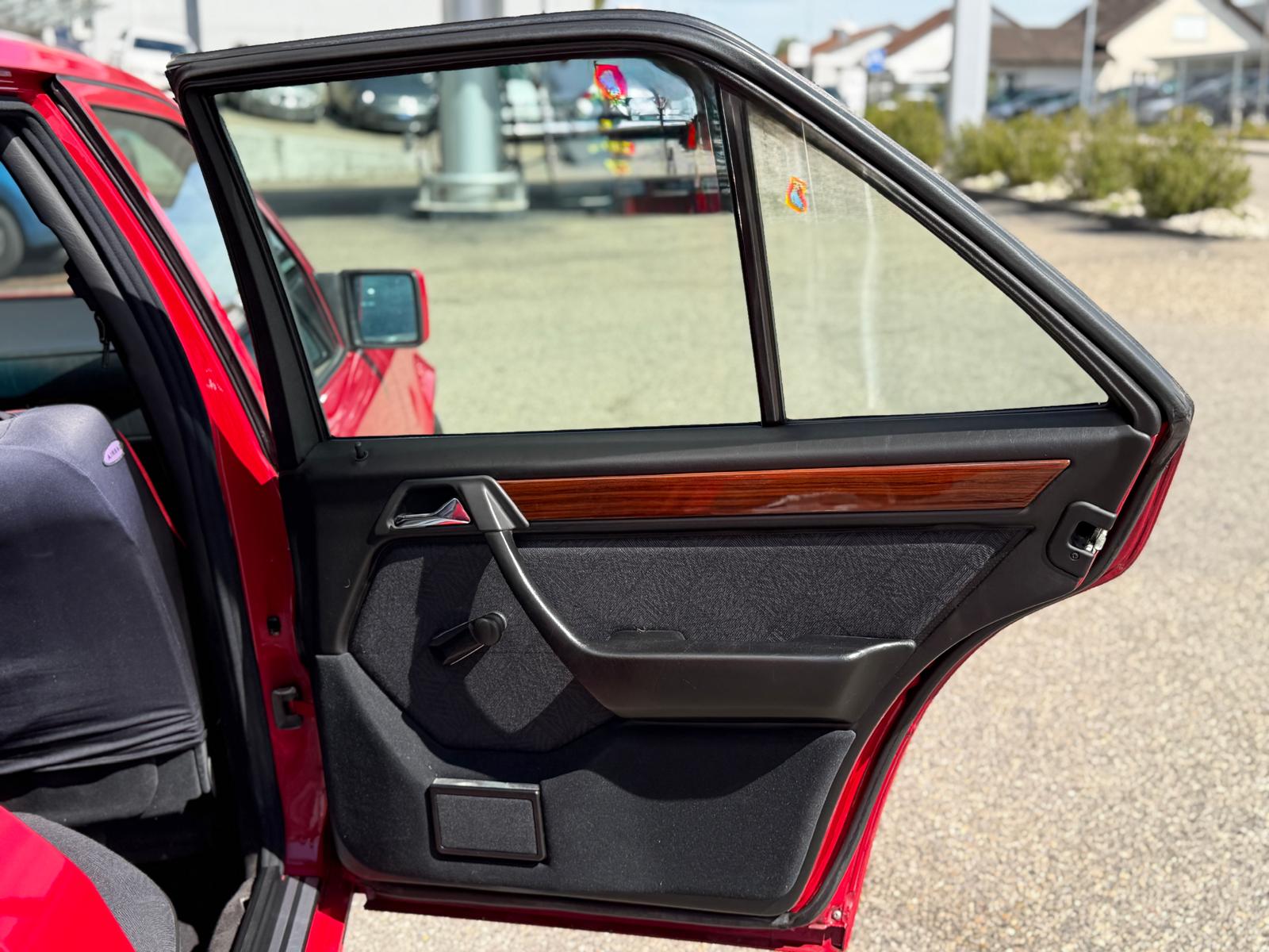MERCEDES-BENZ E 200 Business Automatic-image-12