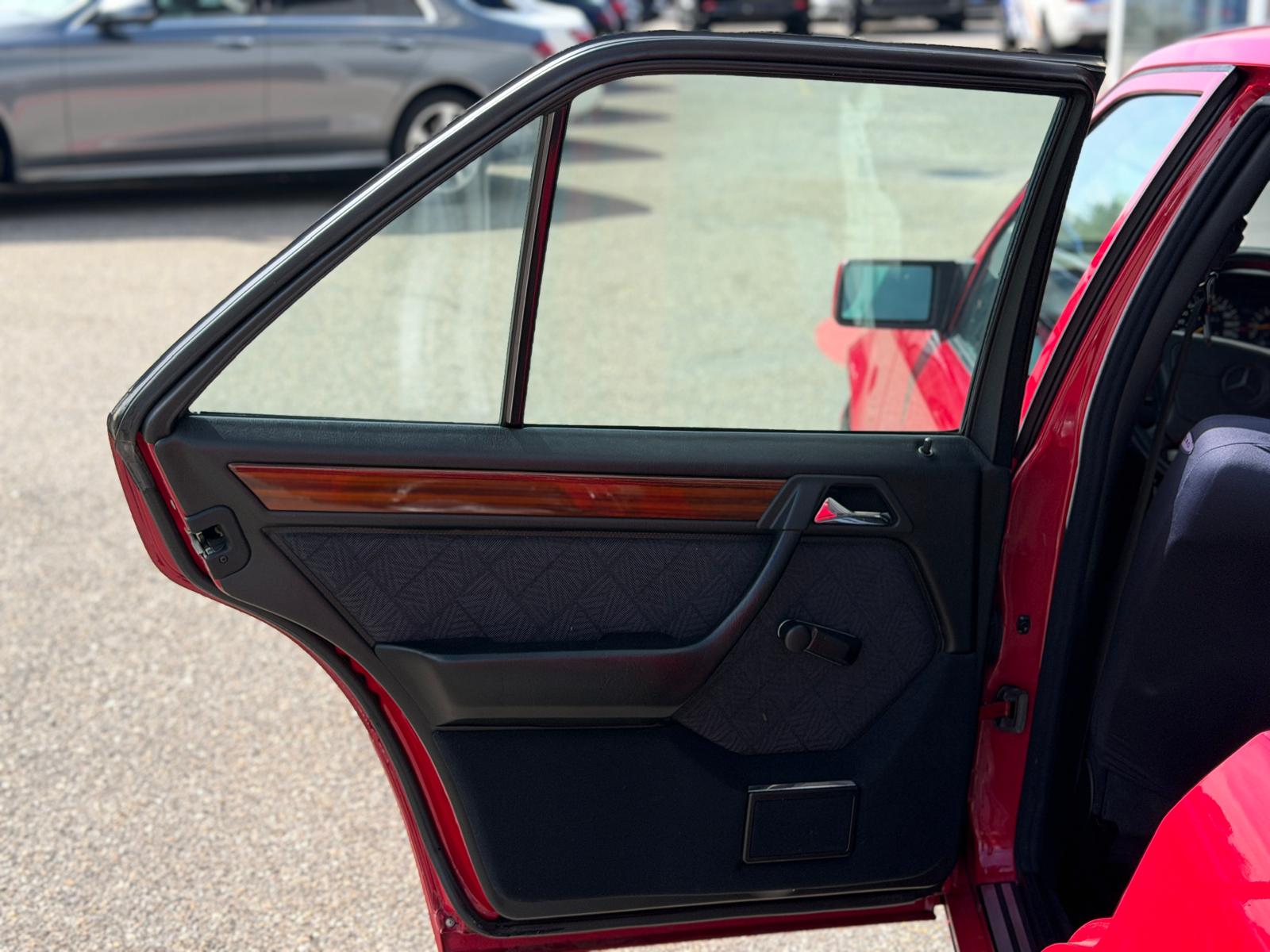 MERCEDES-BENZ E 200 Business Automatic-image-7