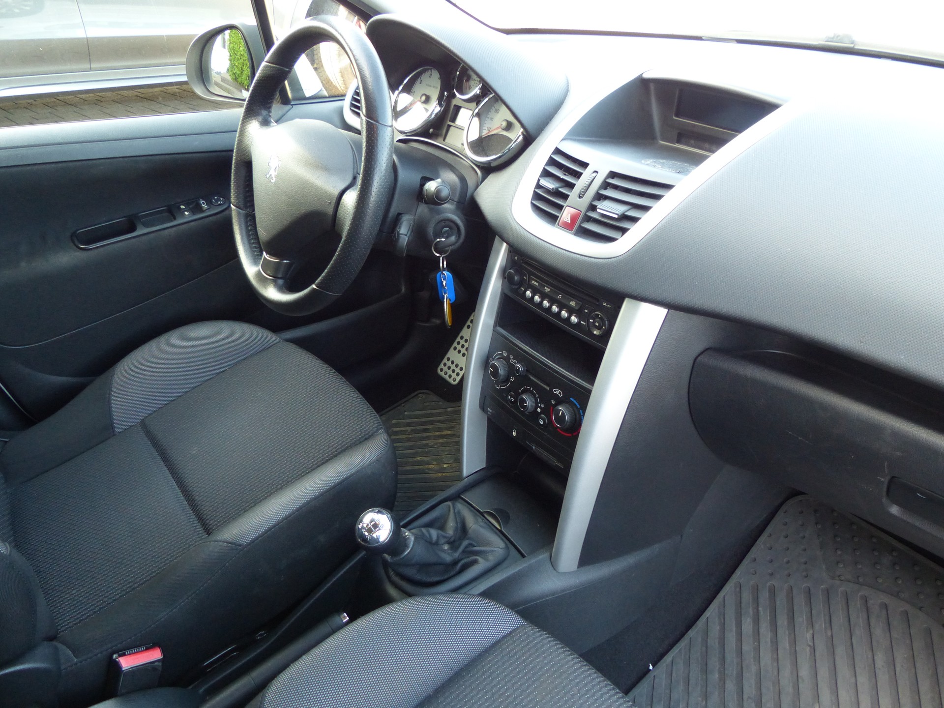 PEUGEOT 207 1.6 16V Swiss Edition-image-14