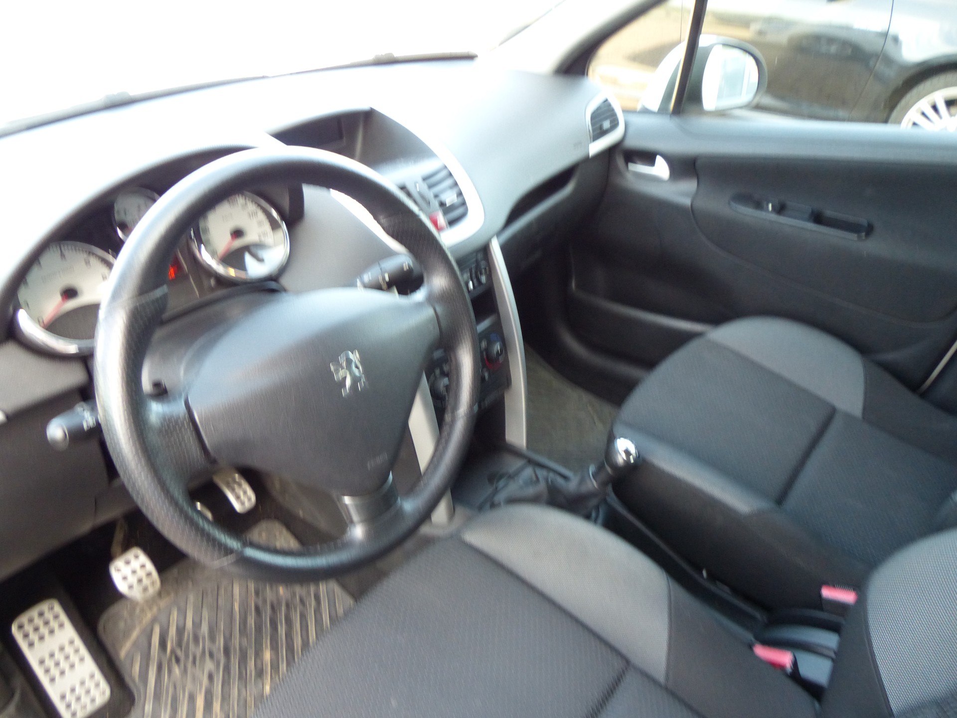 PEUGEOT 207 1.6 16V Swiss Edition-image-18