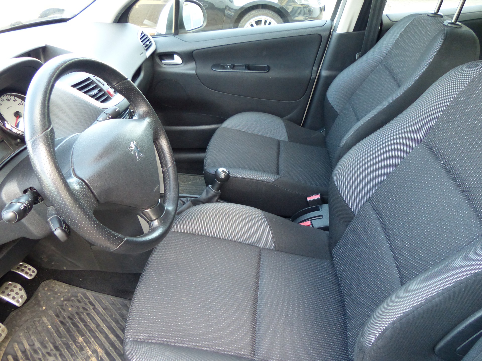 PEUGEOT 207 1.6 16V Swiss Edition-image-19