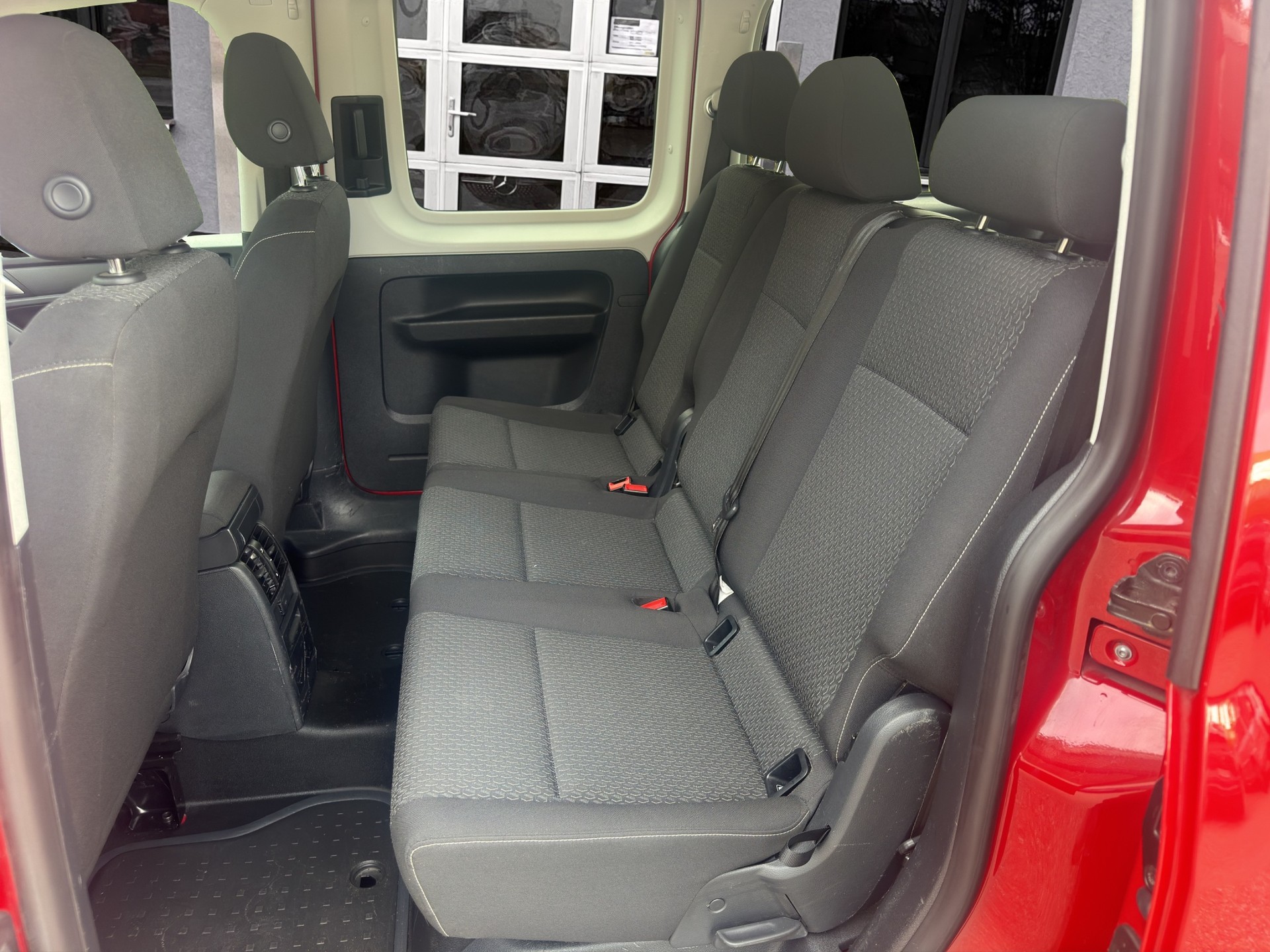 VW Caddy Maxi 2.0 TDI Family 4Motion-image-15