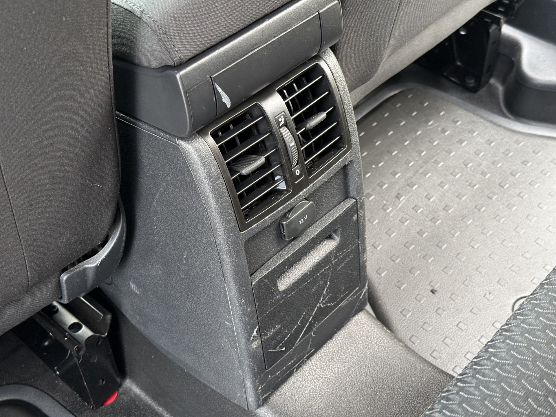 VW Caddy Maxi 2.0 TDI Family 4Motion-image-16