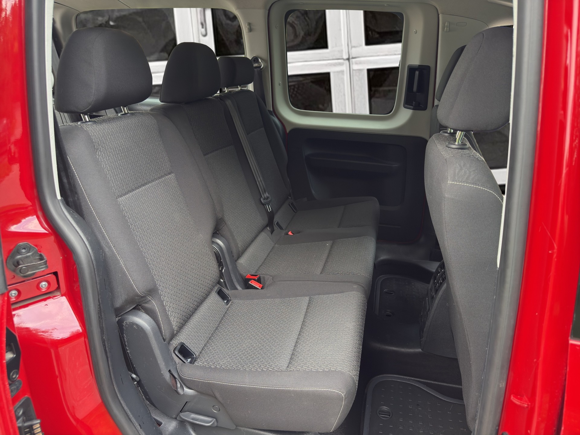 VW Caddy Maxi 2.0 TDI Family 4Motion-image-17