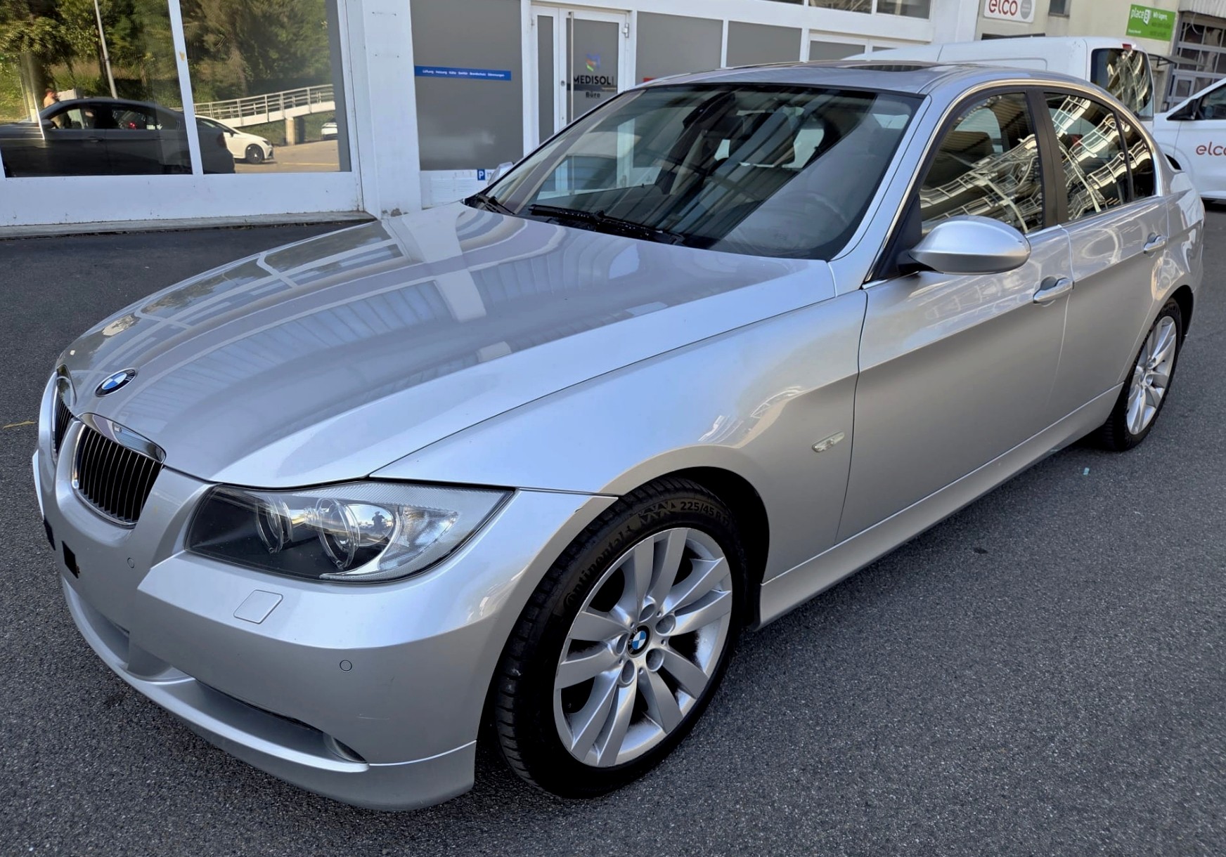 BMW 330xi-image-2