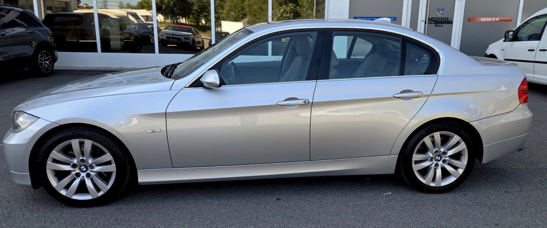 BMW 330xi-image-5