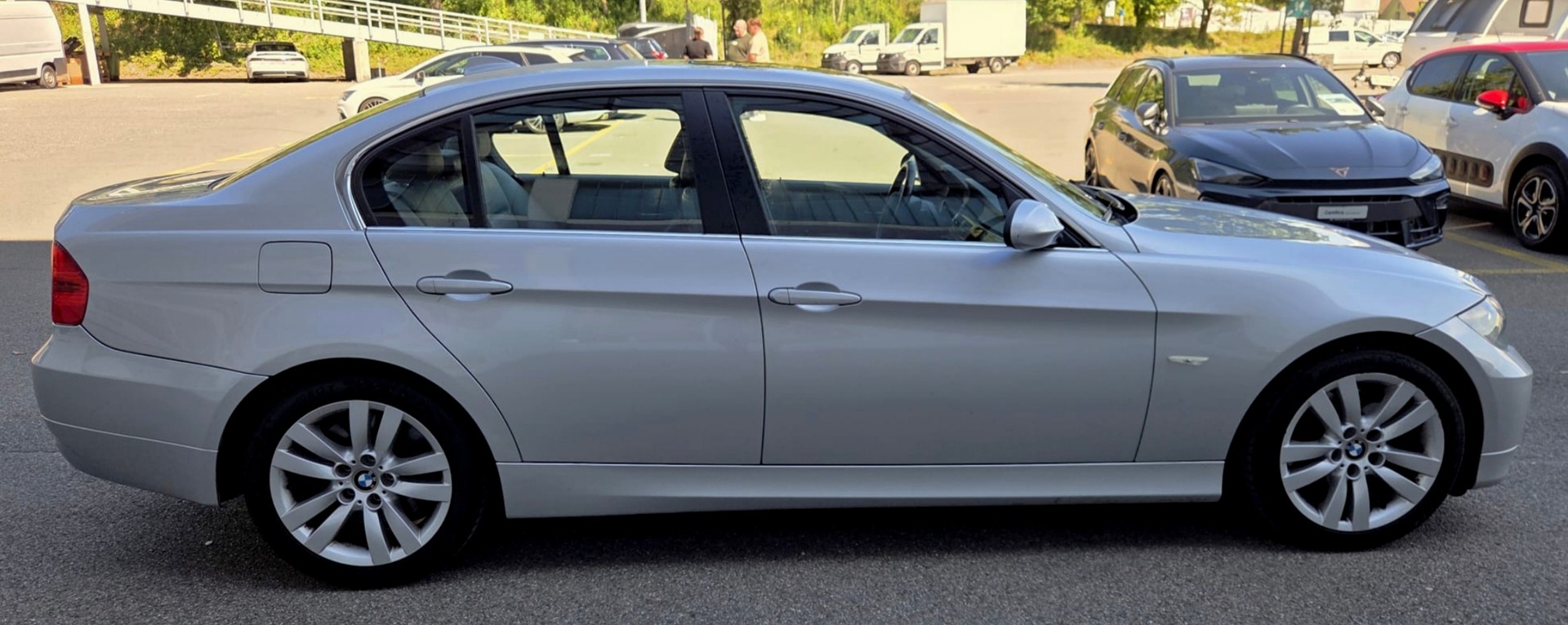 BMW 330xi-image-6
