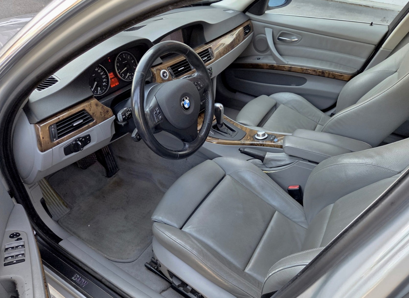 BMW 330xi-image-9