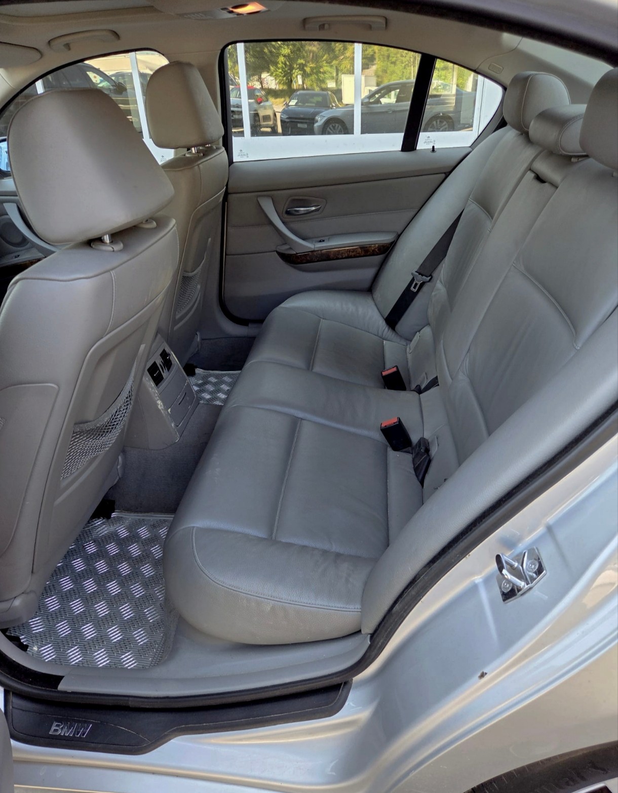BMW 330xi-image-10