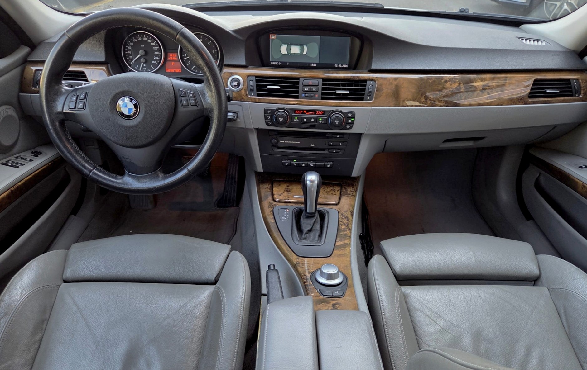 BMW 330xi-image-7