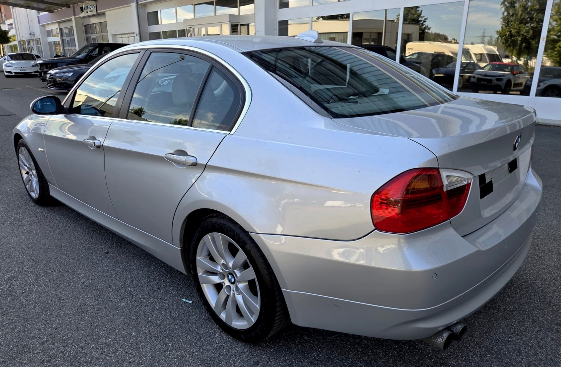 BMW 330xi-image-4